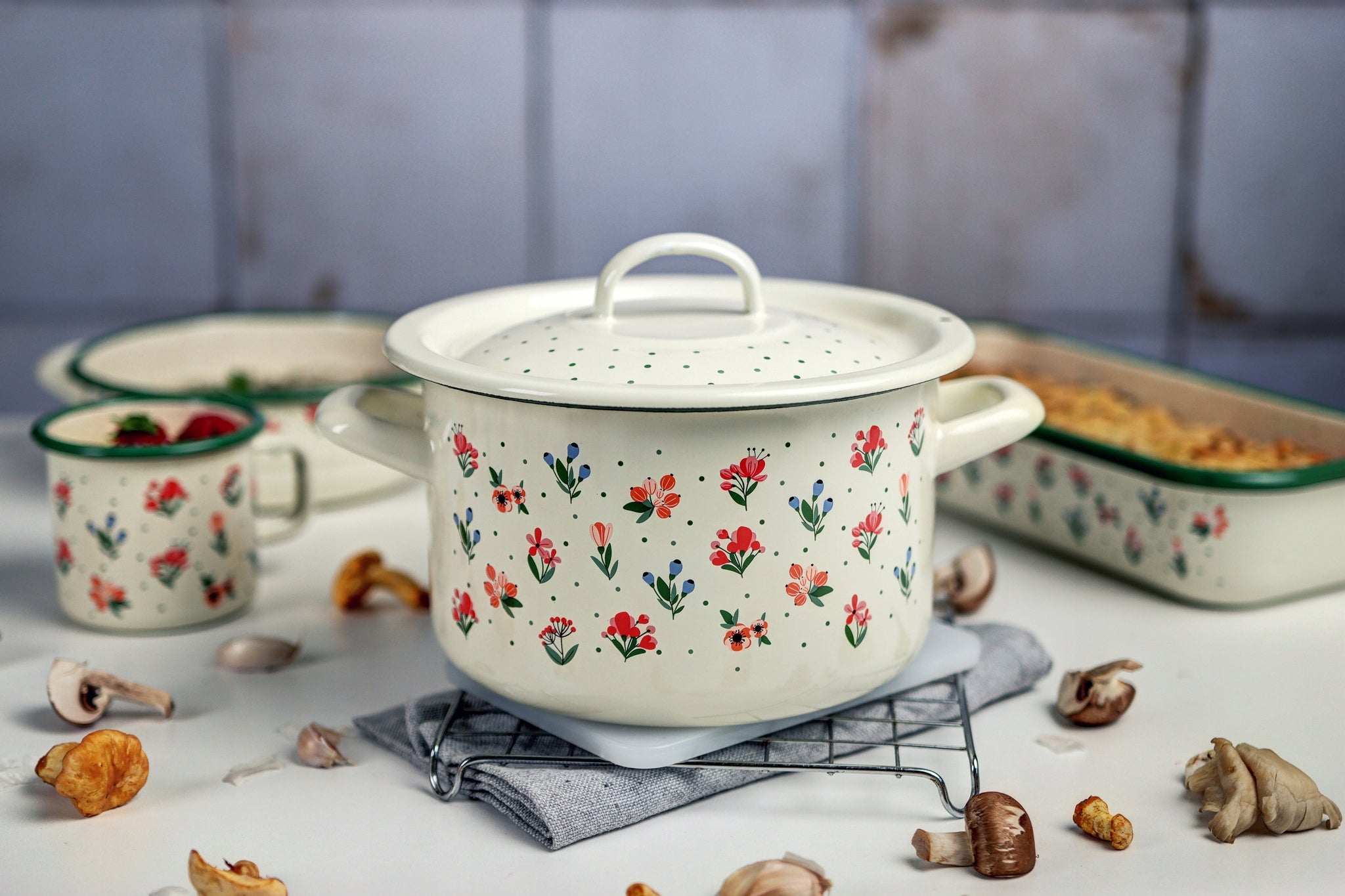 Classic enamel pot with lid 18 cm, 3 l, light cream, Flowers Manufacturer code LP5.204