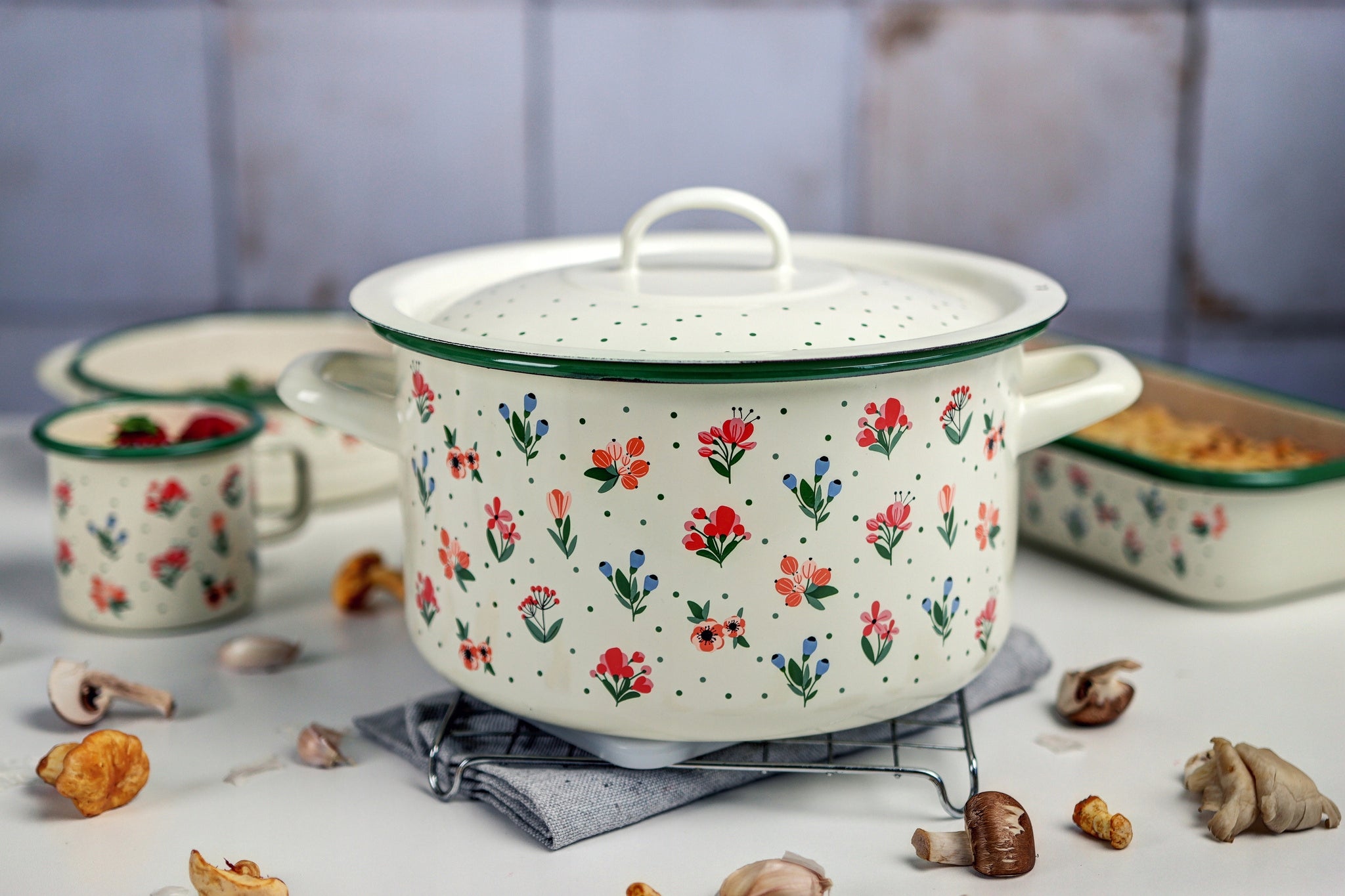 Classic enamel pot with lid 22 cm, 5 l, light cream, Flowers Manufacturer code LP5.206
