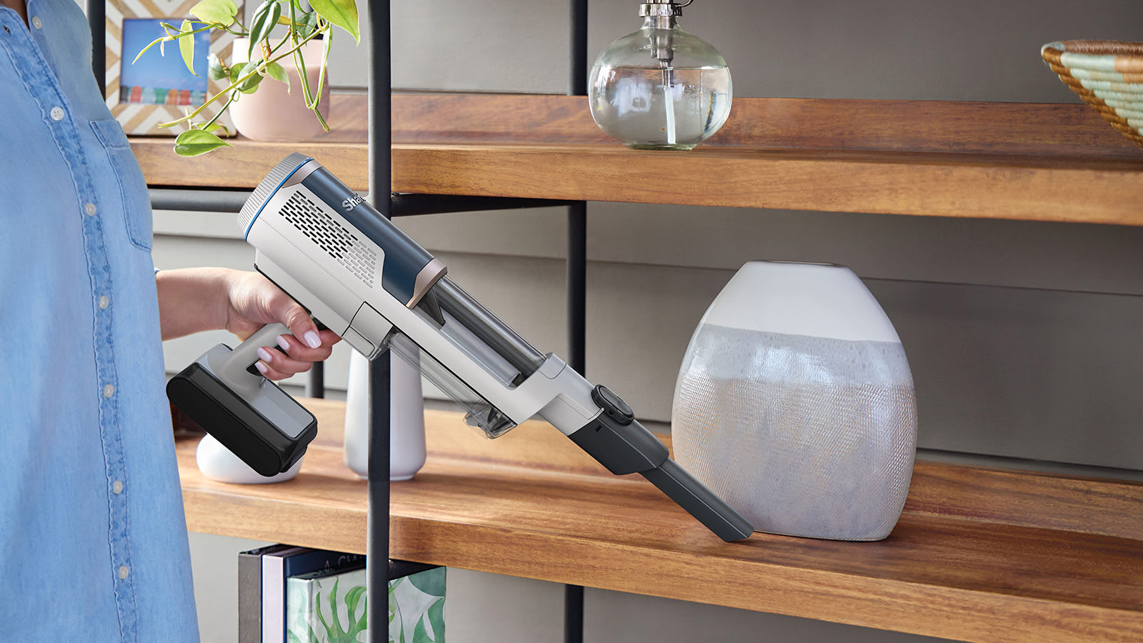 Cordless upright vacuum cleaner with Shark Clean docking station Model BU3521EU