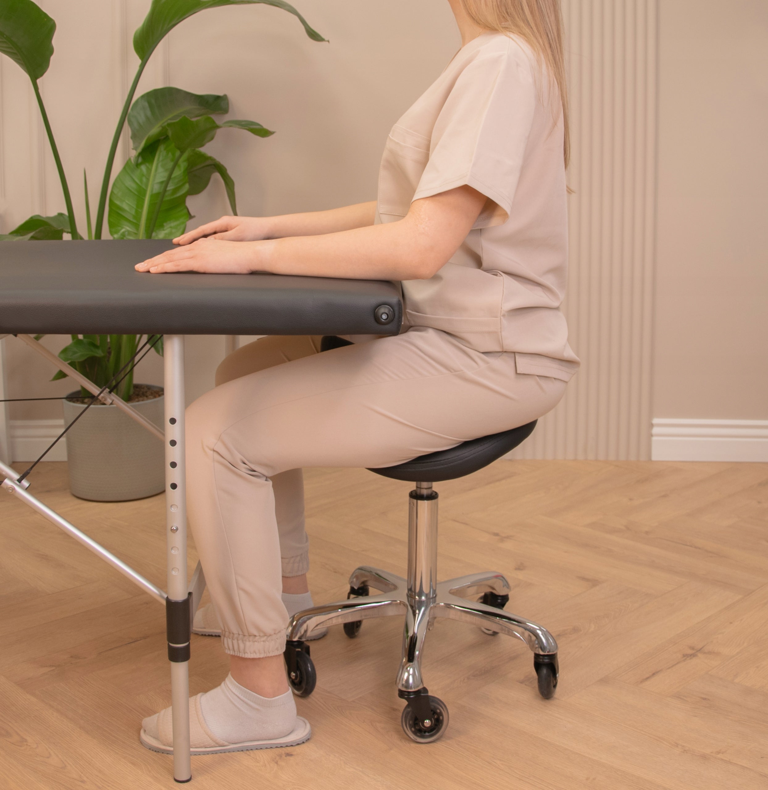 Cosmetic Stool Hairdressing Rodeo Stool Saddle Adjustable Profiled Packaging status original