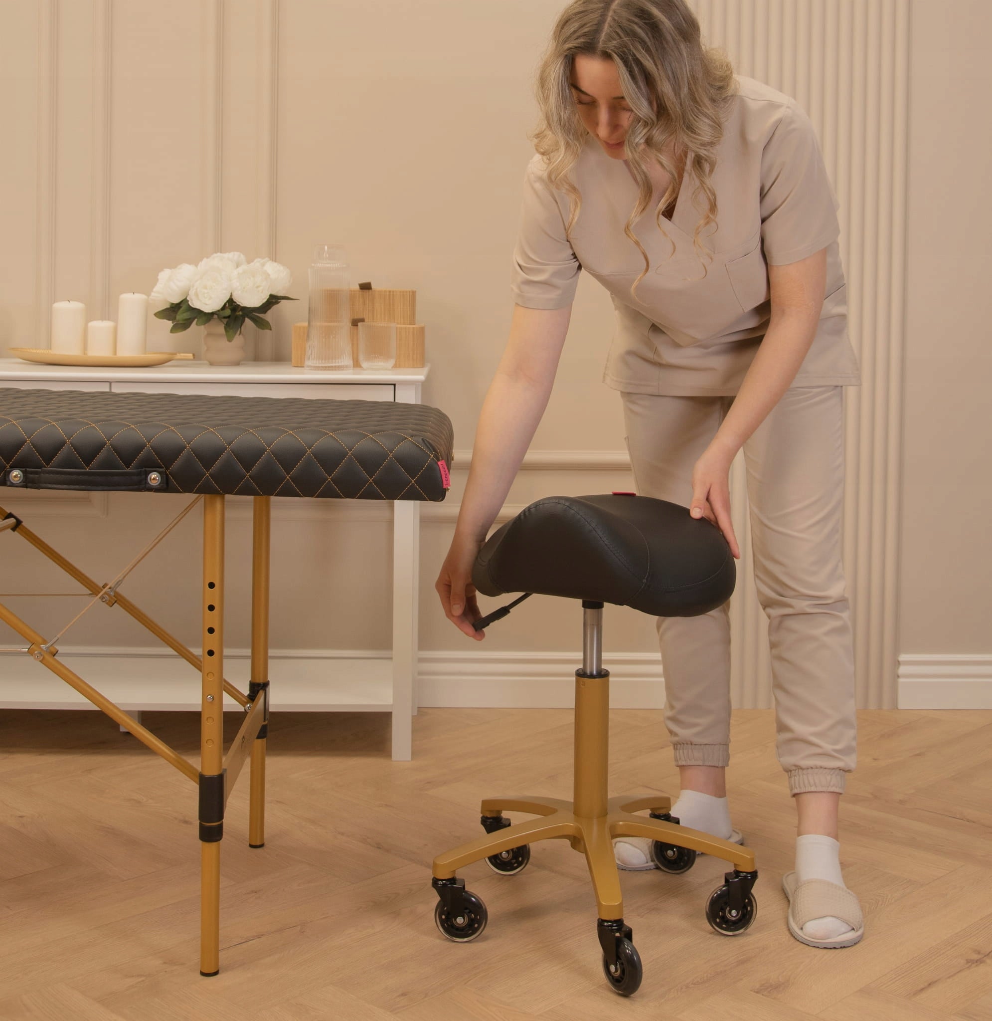 Cosmetic Stool Hairdressing Rodeo Stool Saddle Adjustable Profiled Upholstery color black