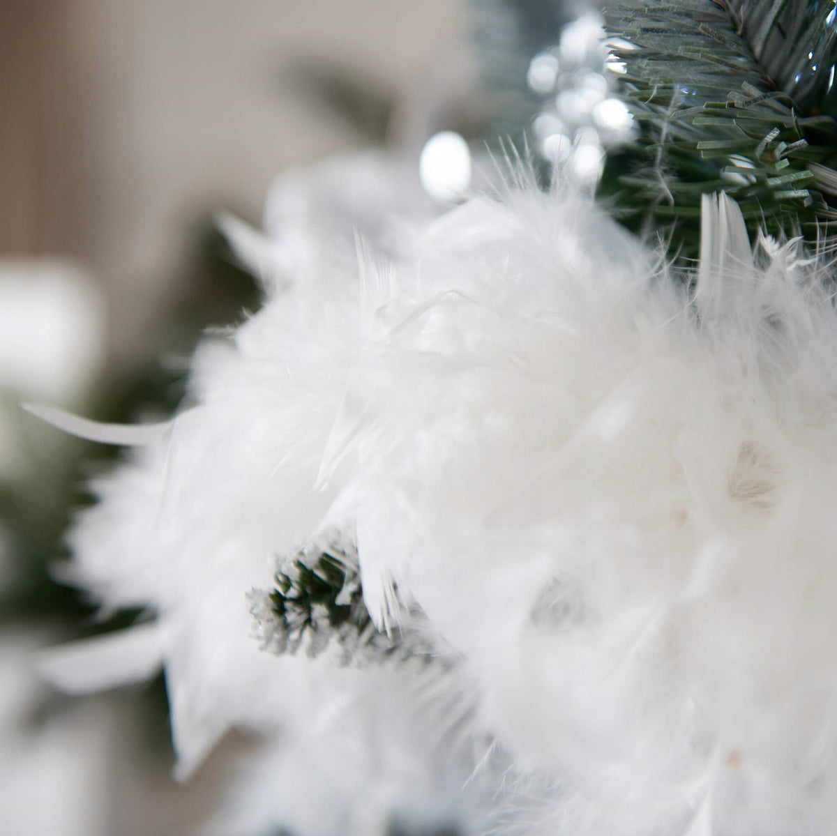 DENSE BOA WITH FEATHERS WHITE CHAIN GARLAND SHAWL FOR CHRISTMAS TREE ORNAMENT 600 cm Packaging status original
