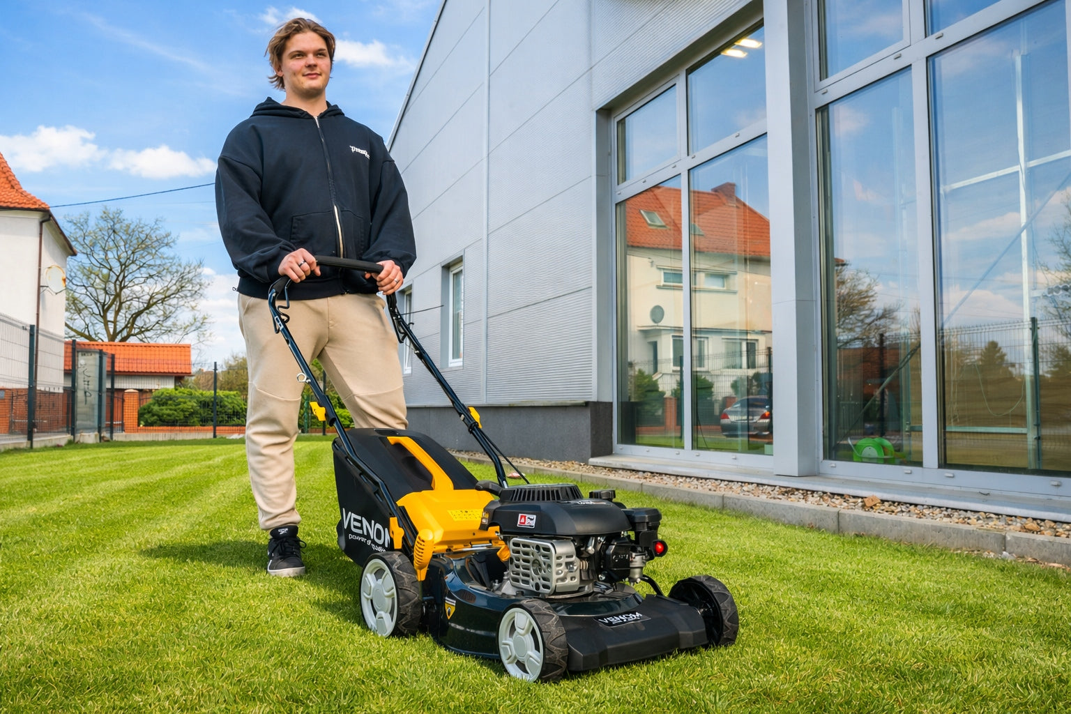 DIESEL LAWN MOWER WITH VENOM 141cc LIGHT MANEUVERABLE NEW MODEL Packaging status original