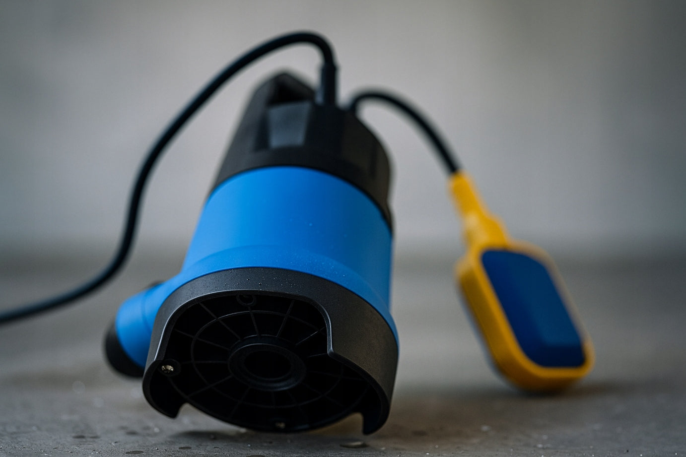 Dirty Water Submersible Pump 3350W For Clean And Wastewater With Float Engine power 3350 W
