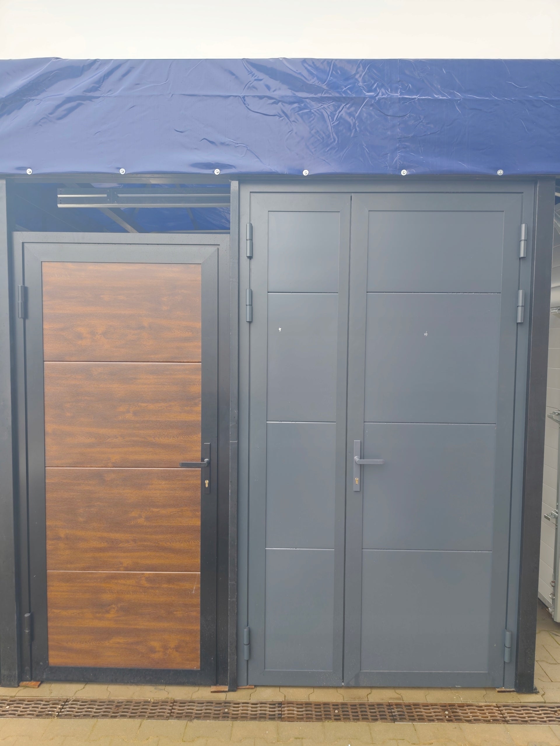 Double-leaf aluminum garage door swinging to wing centimeter Brand no brand