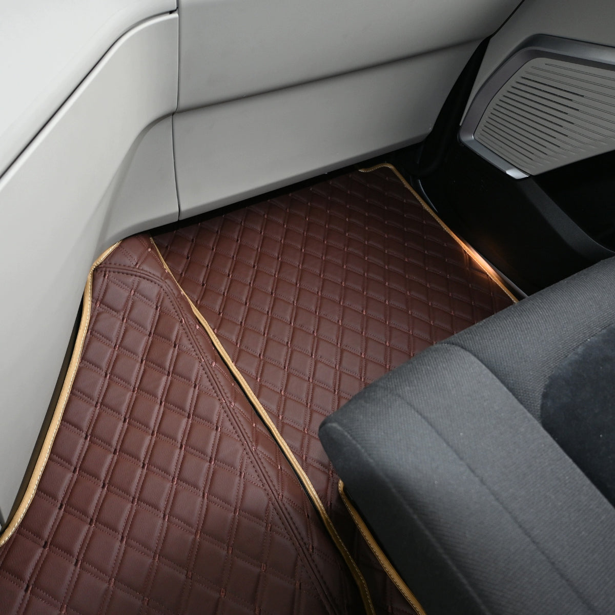 Double quilted mats ROYAL IVECO S-WAY from 2024 measure brown Manufacturer's catalog number D-ROY-SWAY-2024-KPL-BRAZ