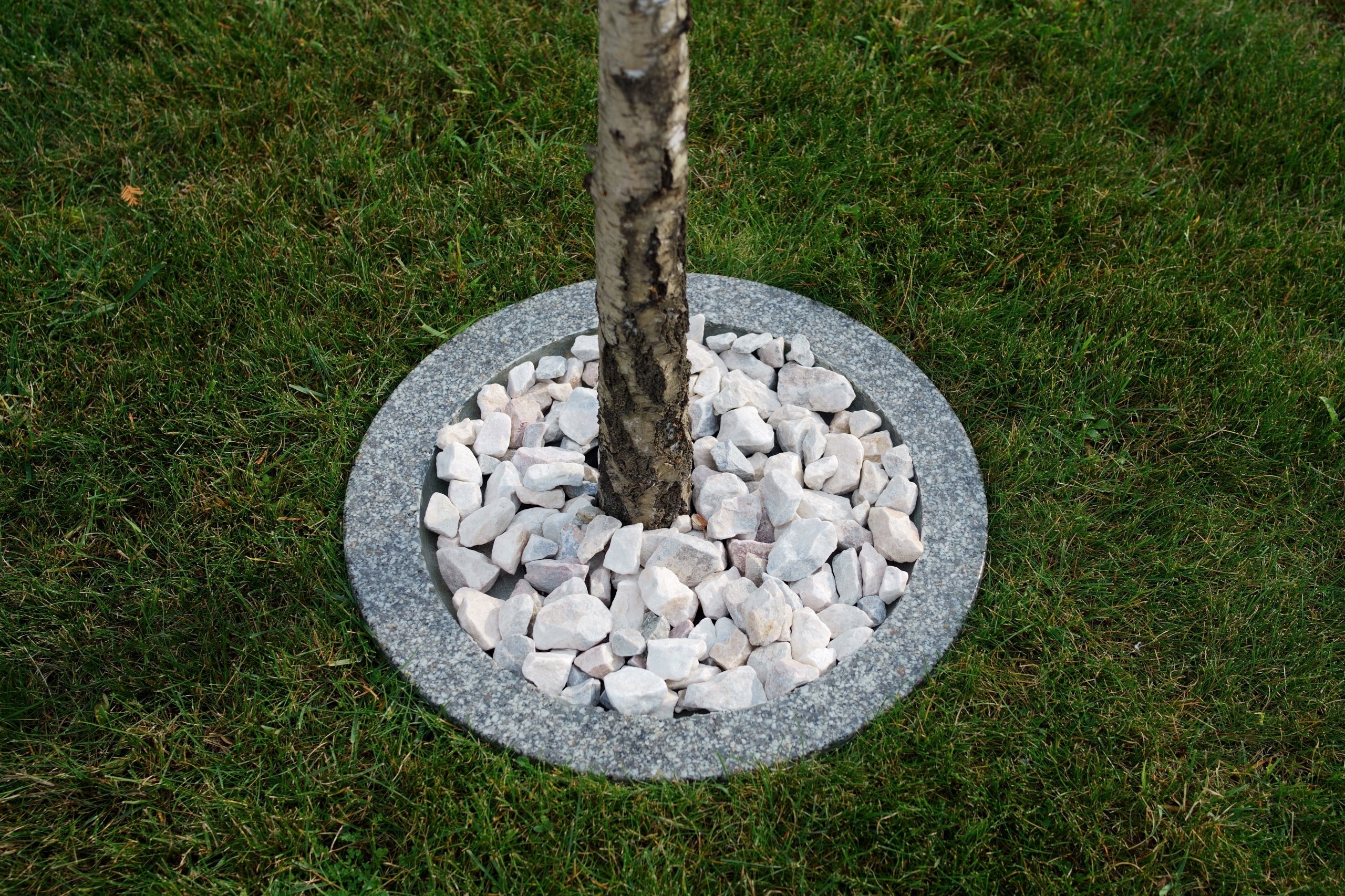 Edges for trees and shrubs innoVal, grey granite with a diameter of 50cm.