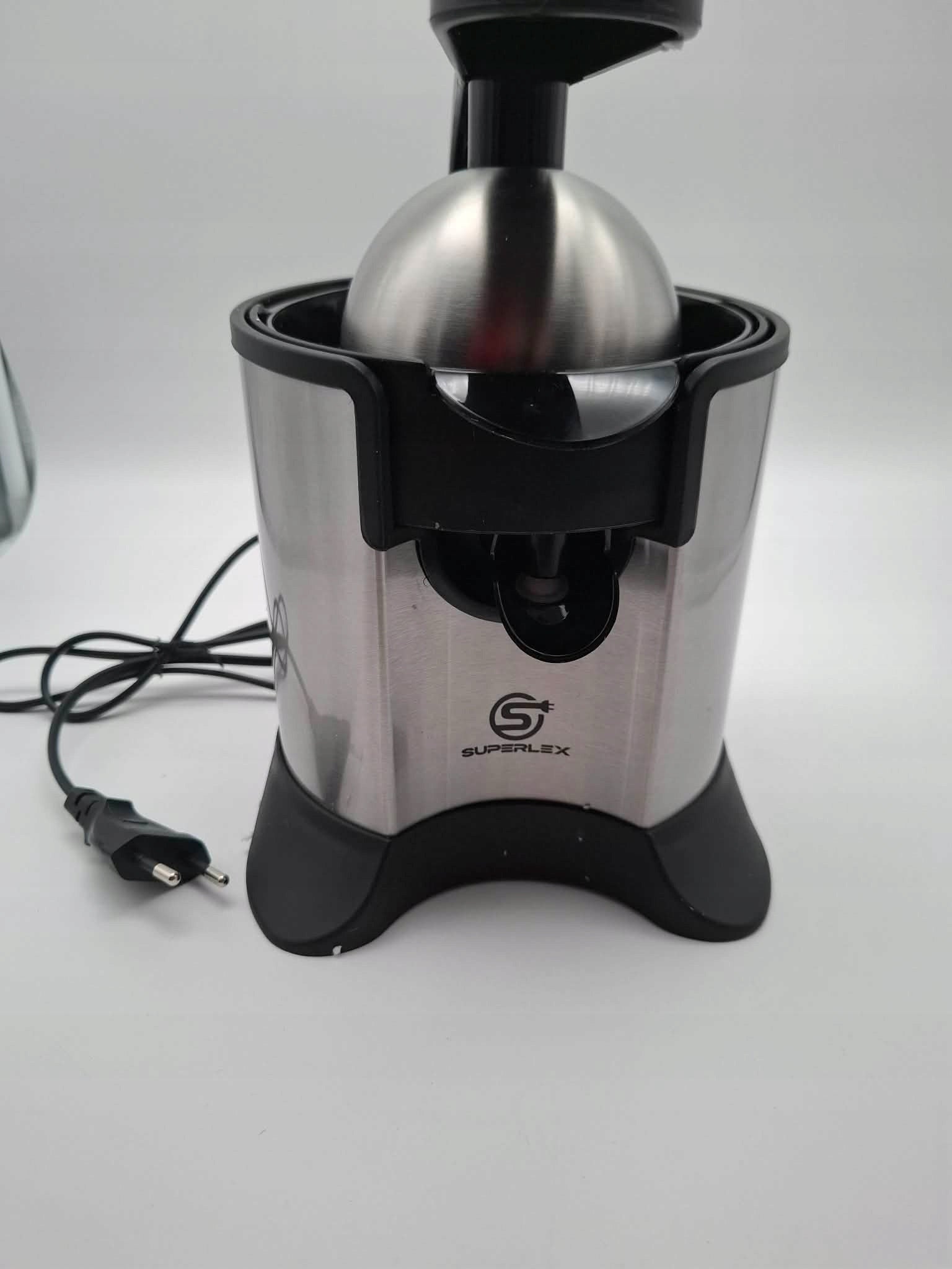 Electric juicer for fruit