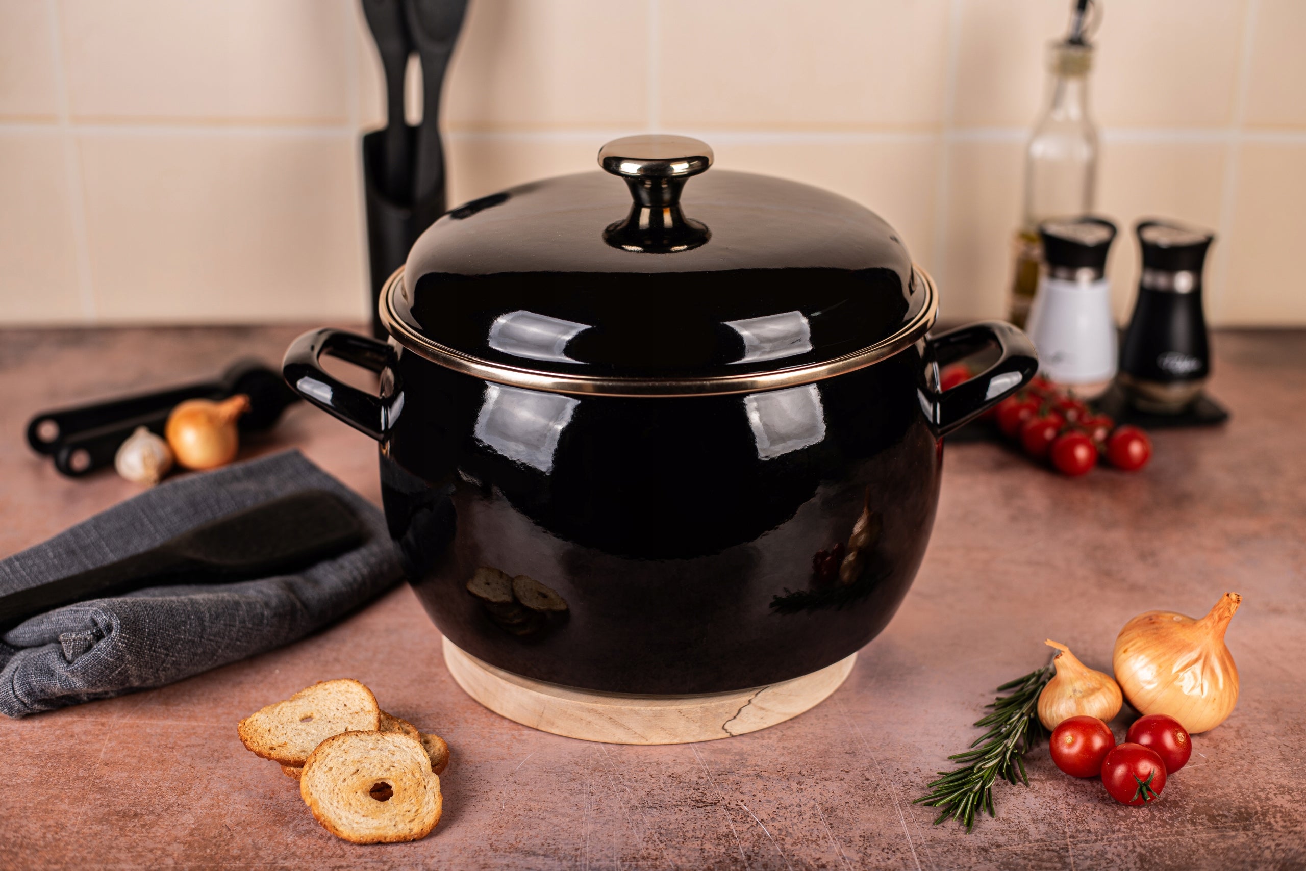 Enamel pot INDUCTION 24 cm 7.5L, classic vintage black, Black Brand Metalac