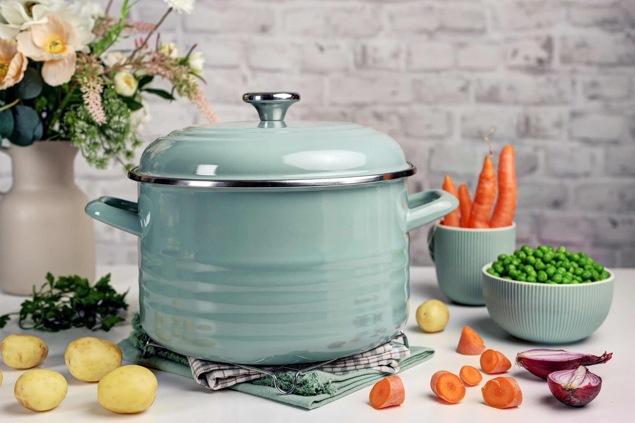Enamel pot with enamel lid 24 cm, 6,75 l, light green, Waves Brand Metalac