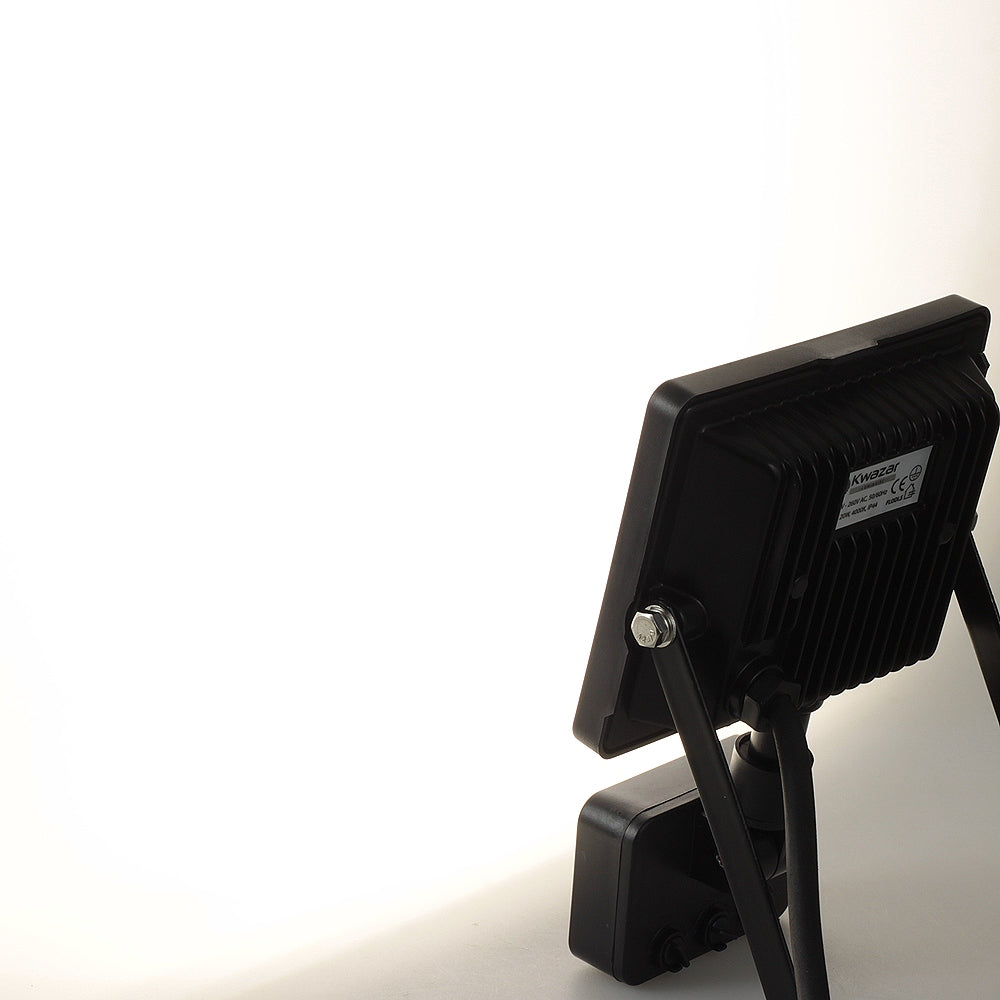 FLOODLIGHT LED LAMP WITH MOTION SENSOR 20W Batteries included no
