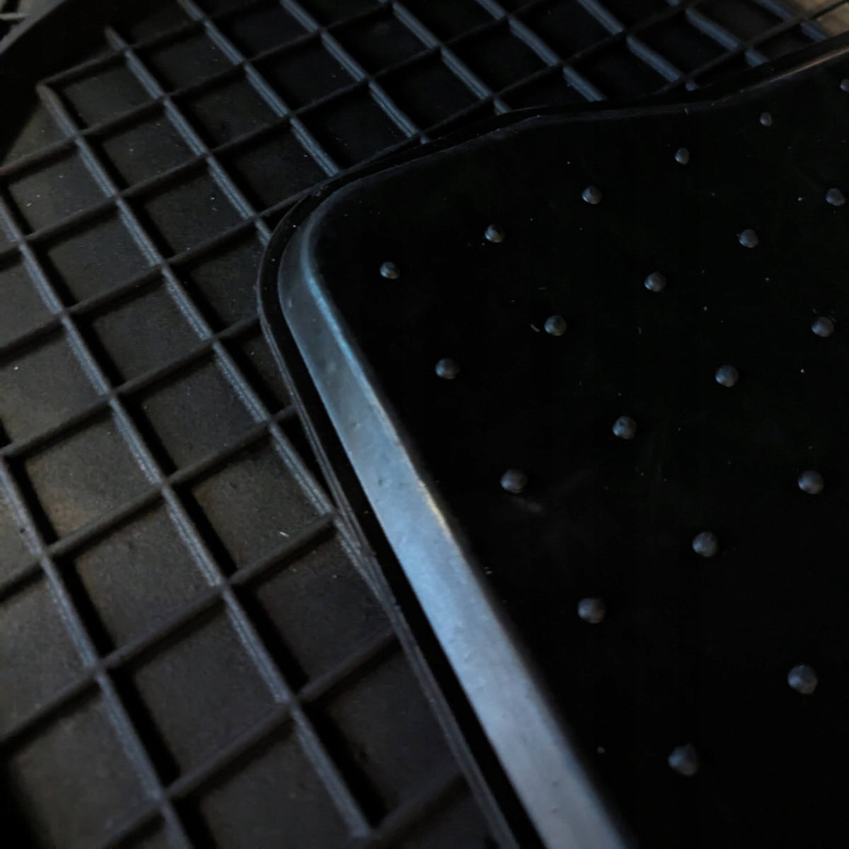 FRONT RUBBER RUGS TO SIZE TROUGH 2cm + FRONT STOPWATCHES - 2PCS Manufacturer's catalog number UNI-GUM-PRZODY-PRMV2