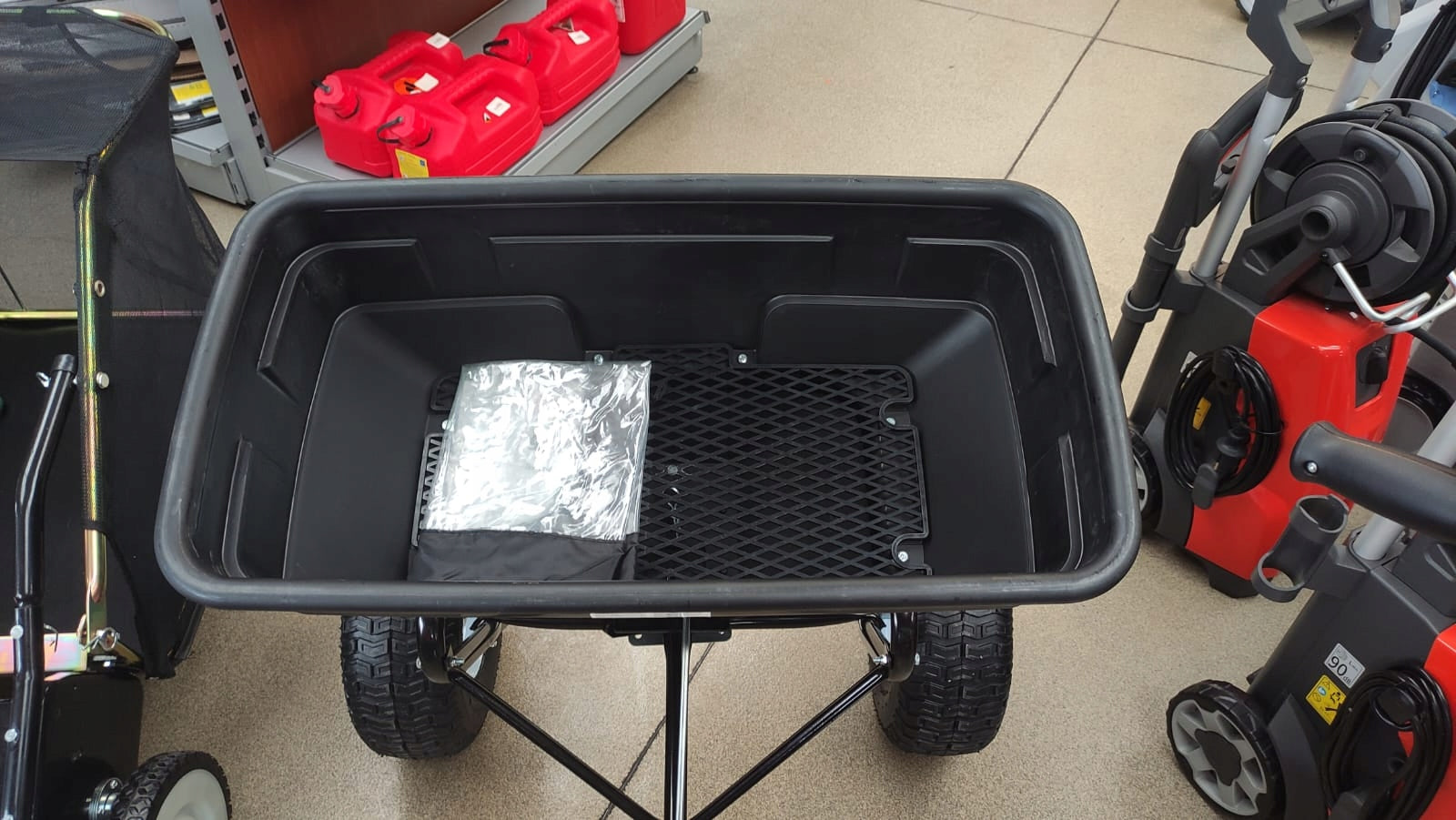 Fertilizer spreader for tractor mower capacity 56kg 350cm universal spreader Manufacturer code FGP455210GP