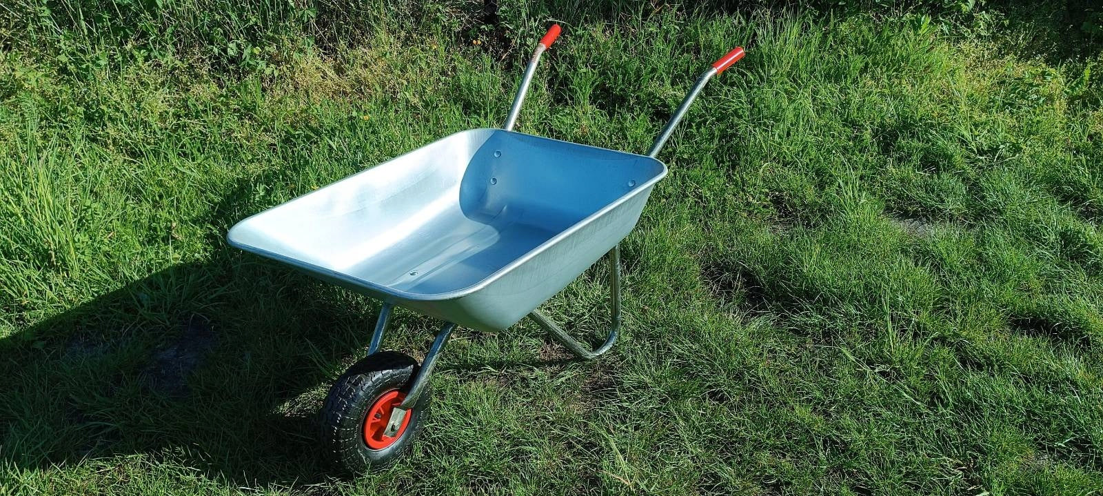 Galvanized garden wheelbarrow – light, solid, pumped wheel Capacity 80 l