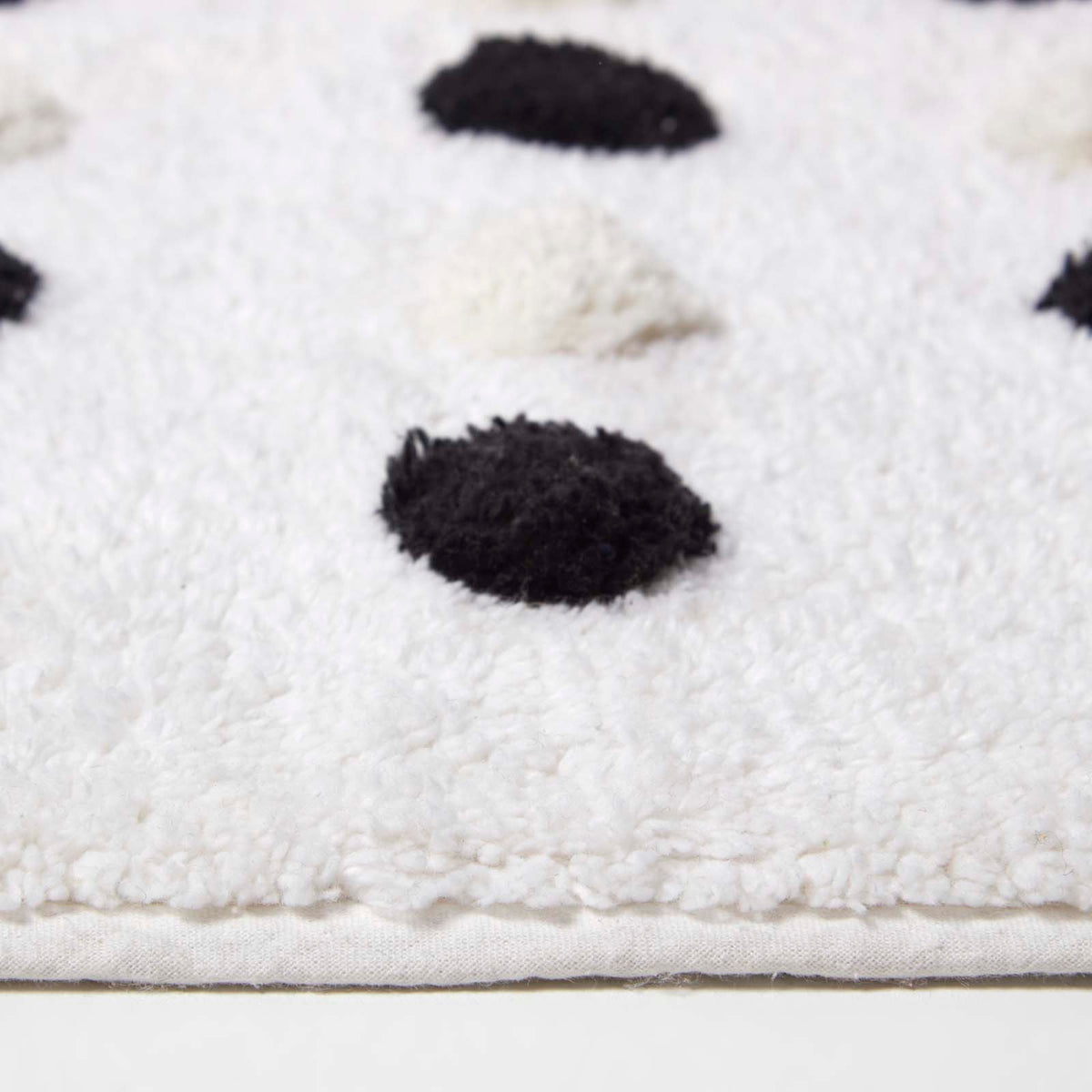 HOMESCAPES Cotton dotted rug, black and white 50x80cm Manufacturer code BT1539A