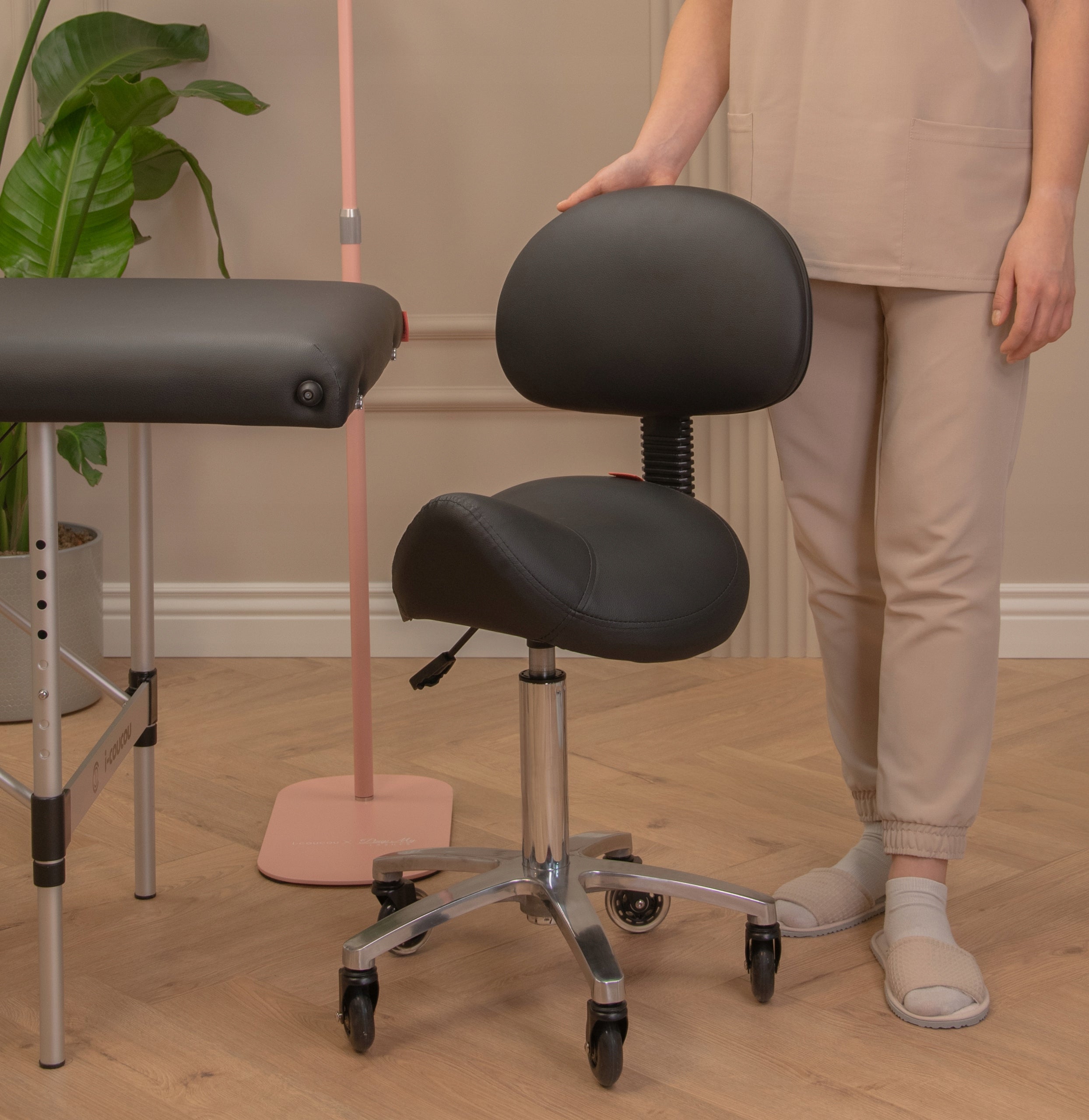 Hairdressing Cosmetic Stool Rodeo Backrest Saddle Wheels Stool Black Manufacturer code ASTcz