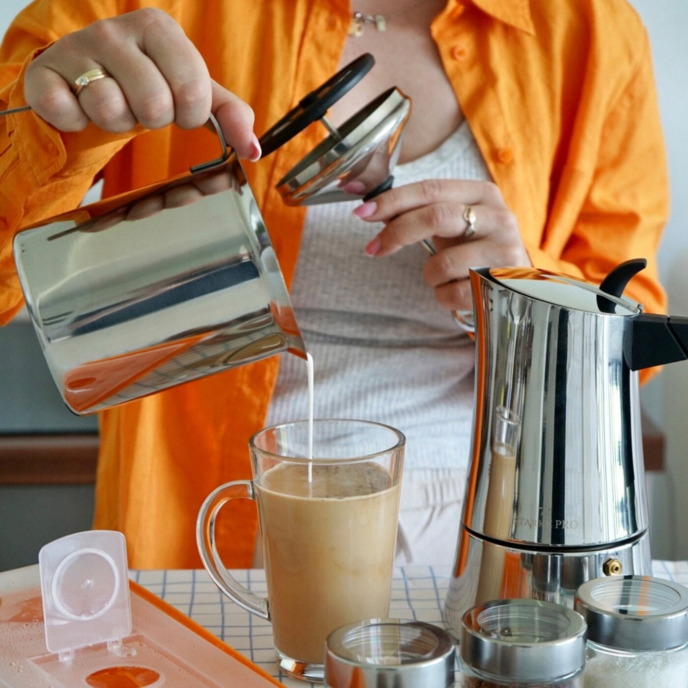 Hand beater MILK FROTHER latte cappucino 0,8L stainless steel Ball Dominant color silver/gray