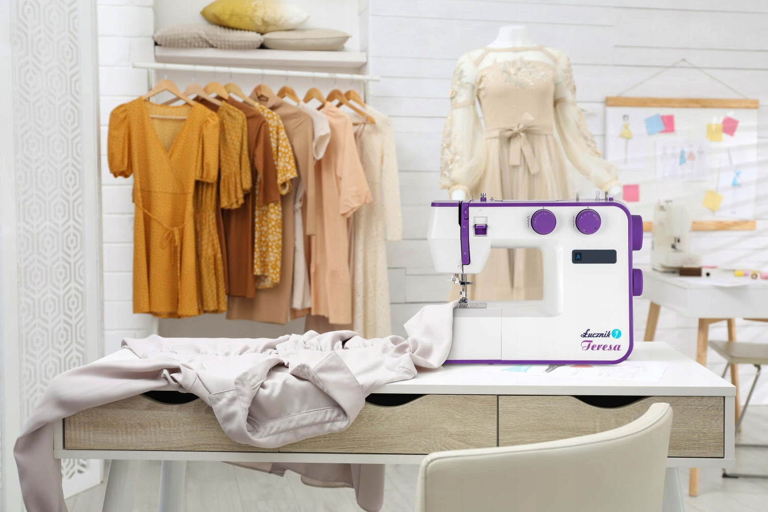 Home sewing machine strong Łucznik Teresa 34 stitches overlock accessories Batteries included no