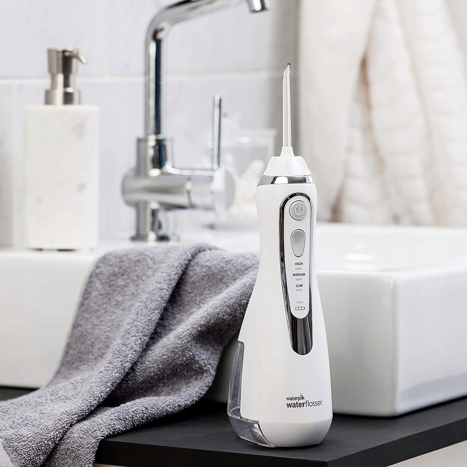 Irrigator for cleaning teeth Waterpik WP-580EU wireless white Batteries included yes