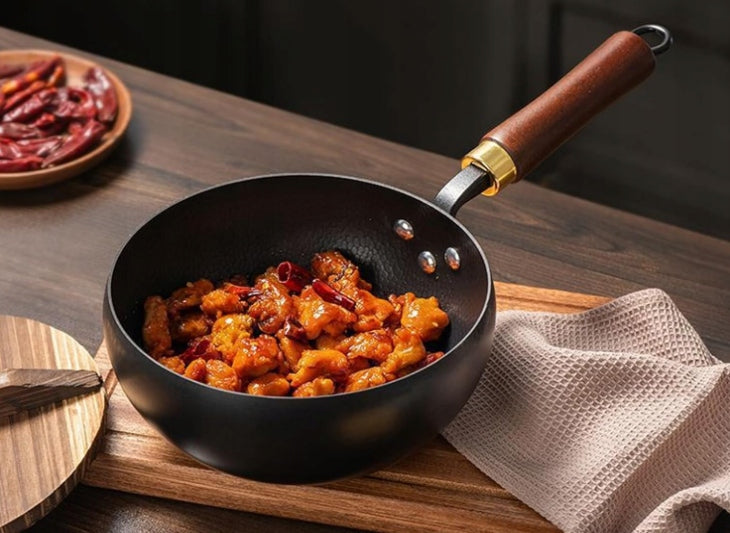 JAPANESE CAST IRON PAN WITH WOODEN LID NON-STICK 24 CM Manufacturer code JAPOŃSKA PATELNIA STREFAZAKUPÓW