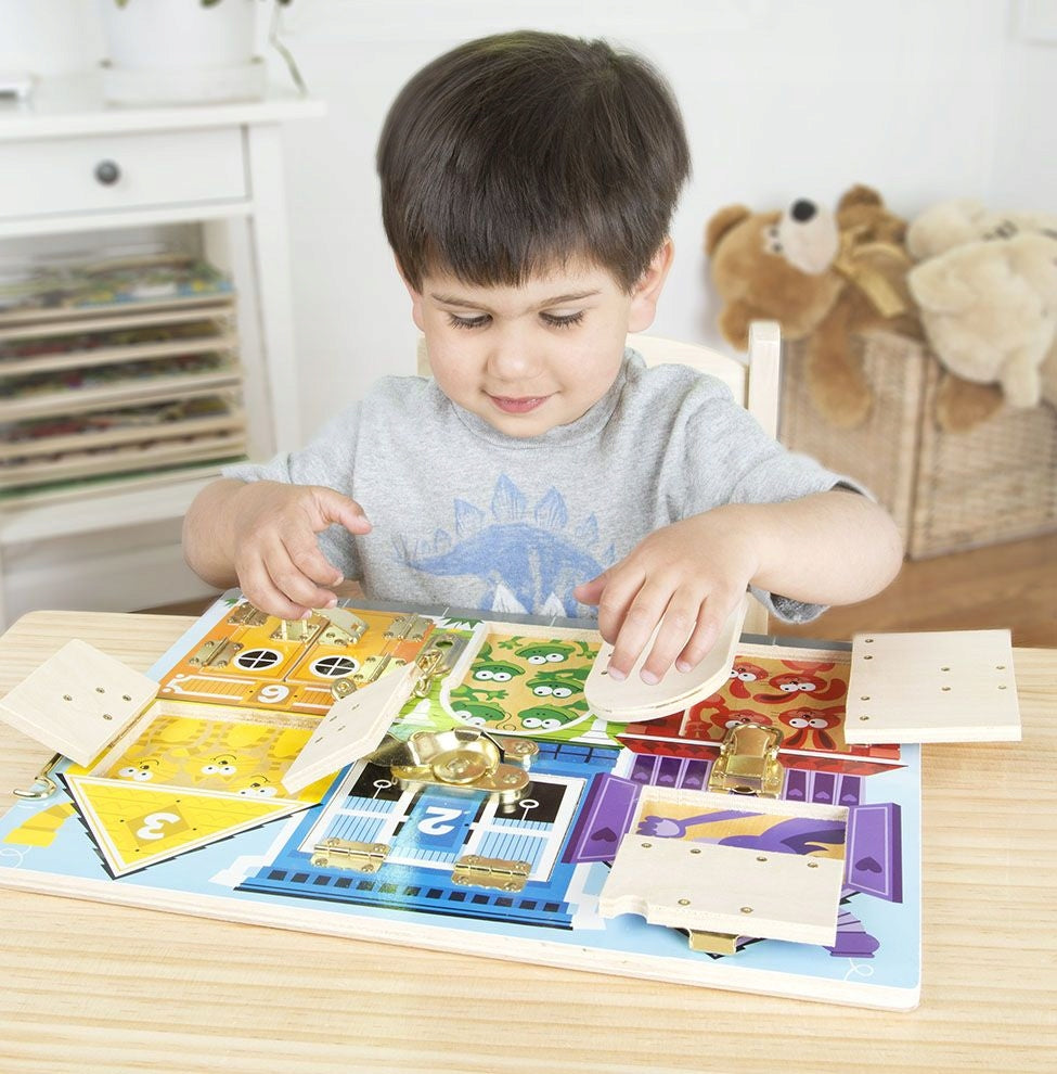 LOCKS AND PROTECTION SENSORY DEVELOPMENT BOARD 13785 MELISSA&DOUG Color multicolor