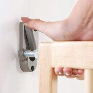 Lindam Munchkin Wooden Gate Extendable Without Threshold Extra Wide Kind screwed in
