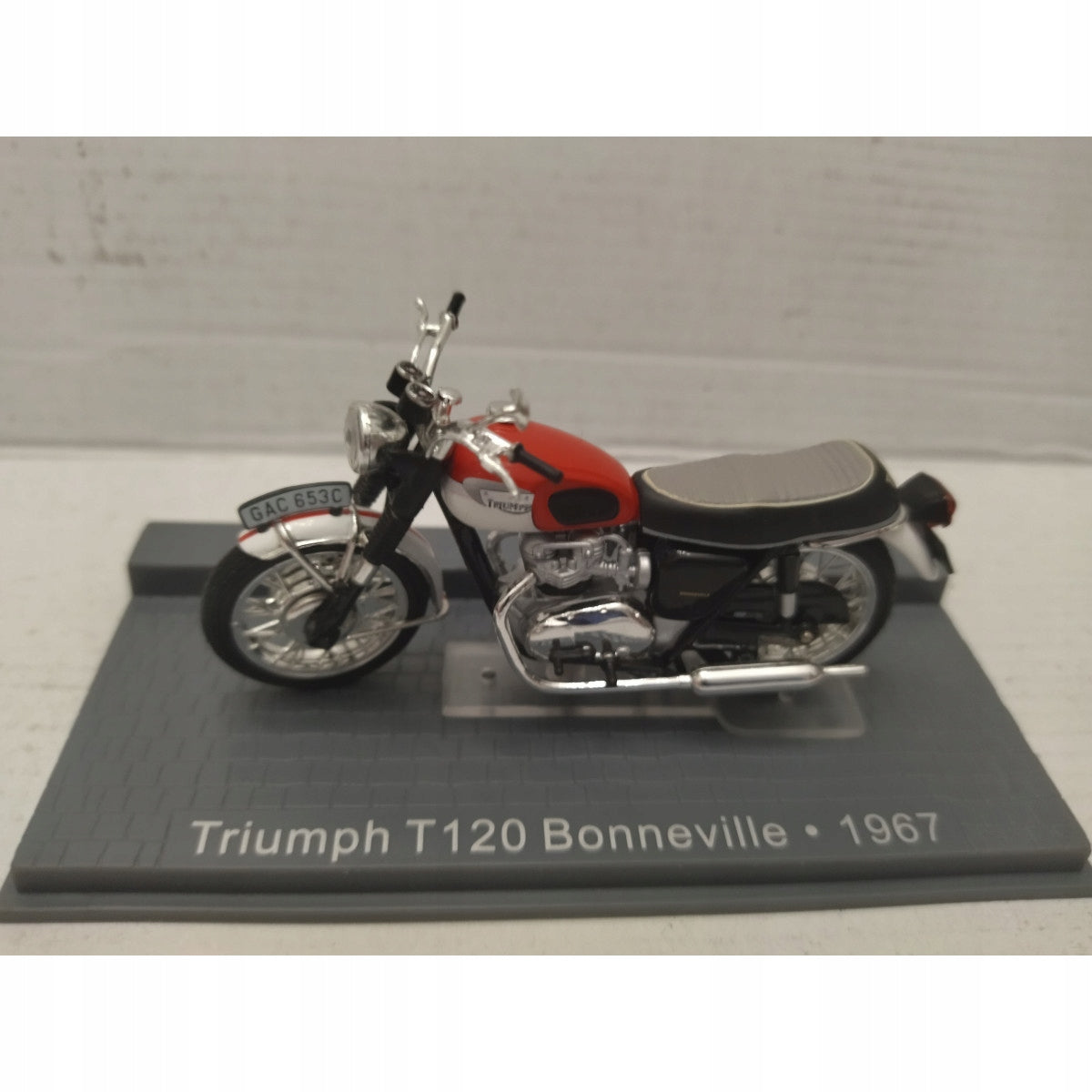 MOTORCYCLE TRIUMPH T120 BONNEVILLE 1967 - ALTAYA 1/24 metal Brand Altaya