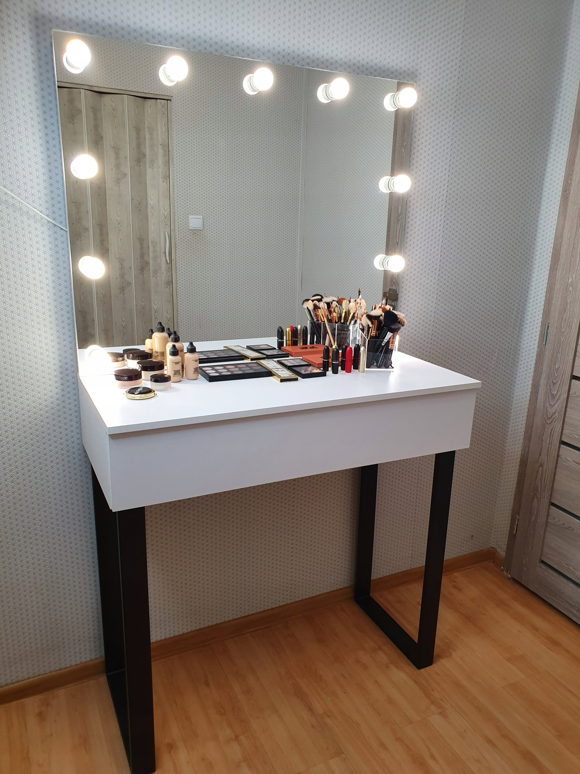 Makeup Dressing Table Make Up 100 Brand JH