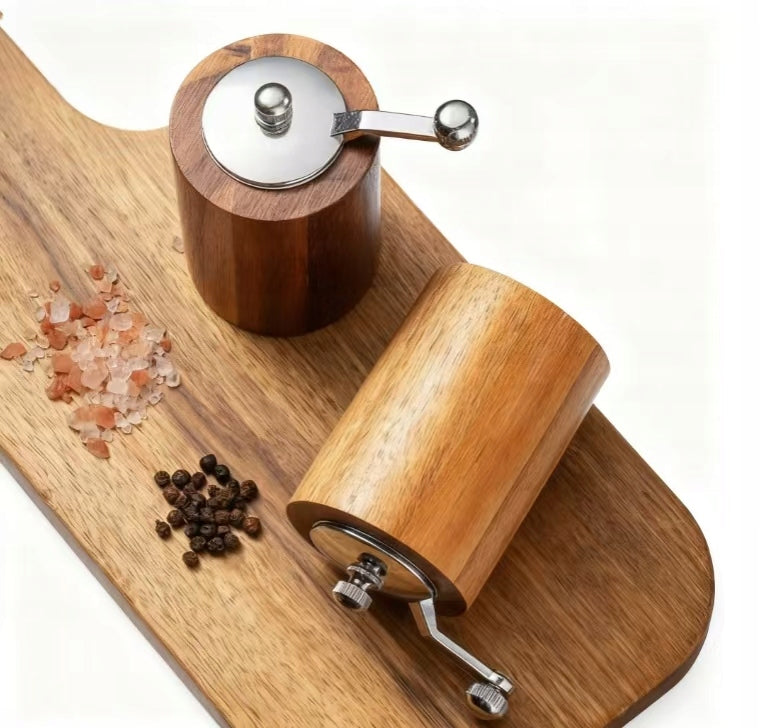 Manual flaxseed grinder with grinding thickness adjustment
