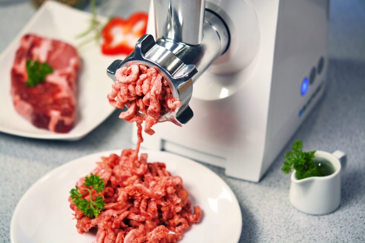 Meat grinder Blaupunkt white 2000 W 2,2 kg/min Manufacturer code MASZYNKA DO MIELENIA FMM501