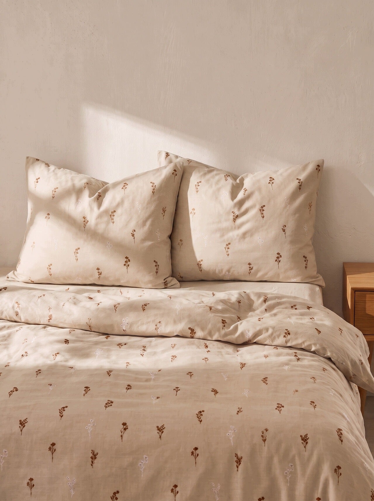 Microfiber bedding REM beige with flowers 220x200 + 2*70x80 cm HOMLA Packaging status original
