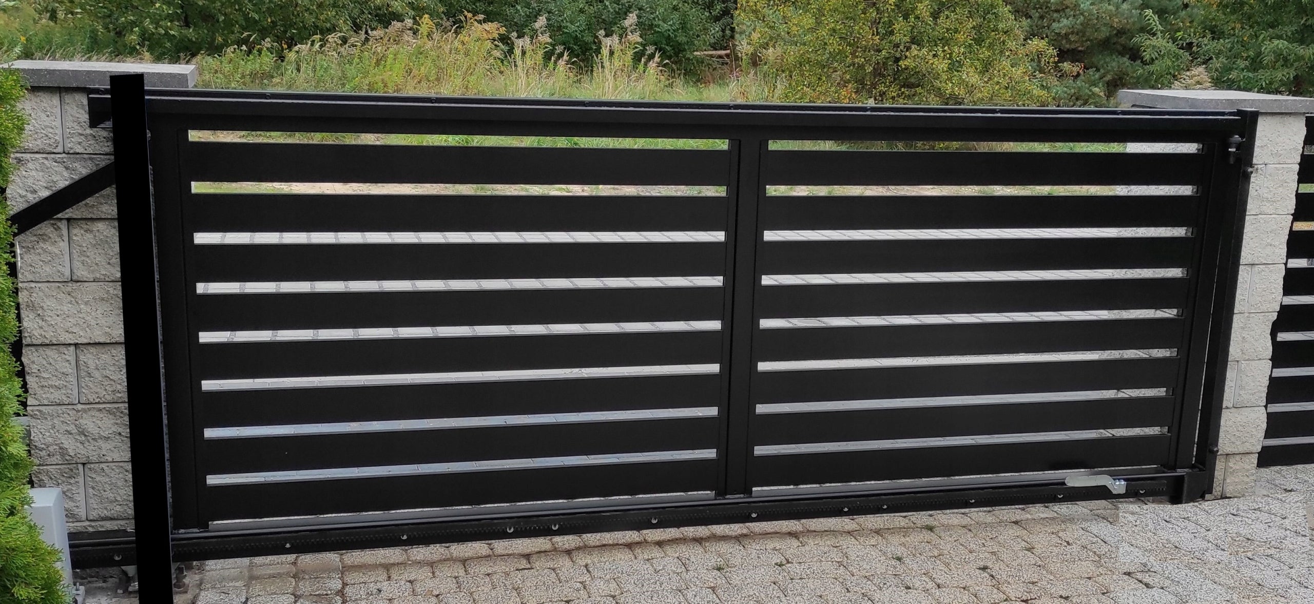 Modern sliding gate 4m x 1,4m galvanized +powder painting set Manufacturer code ACS