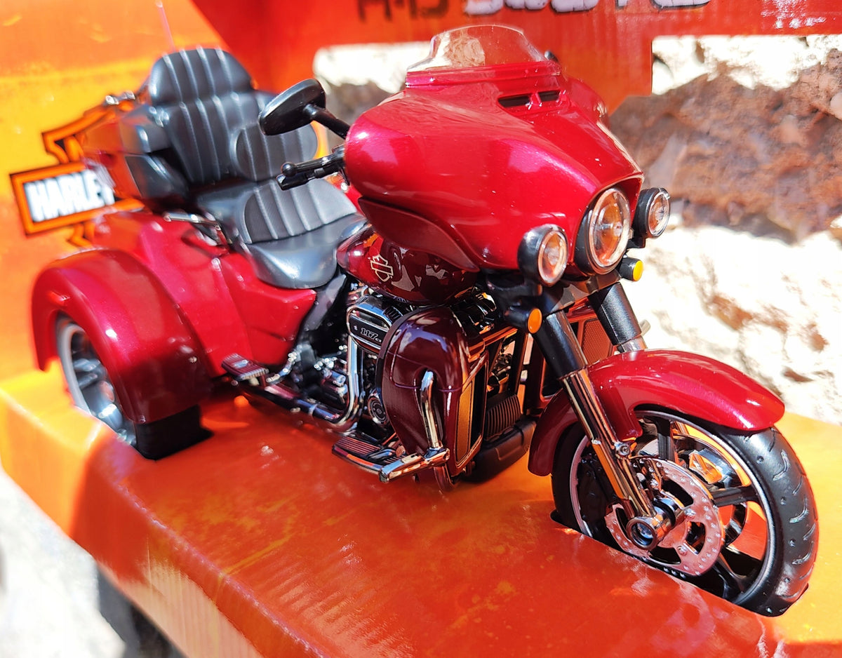 Motorcycle MAISTO 1:12 HARLEY DAVIDSON CVO TRI GLIDE Color red
