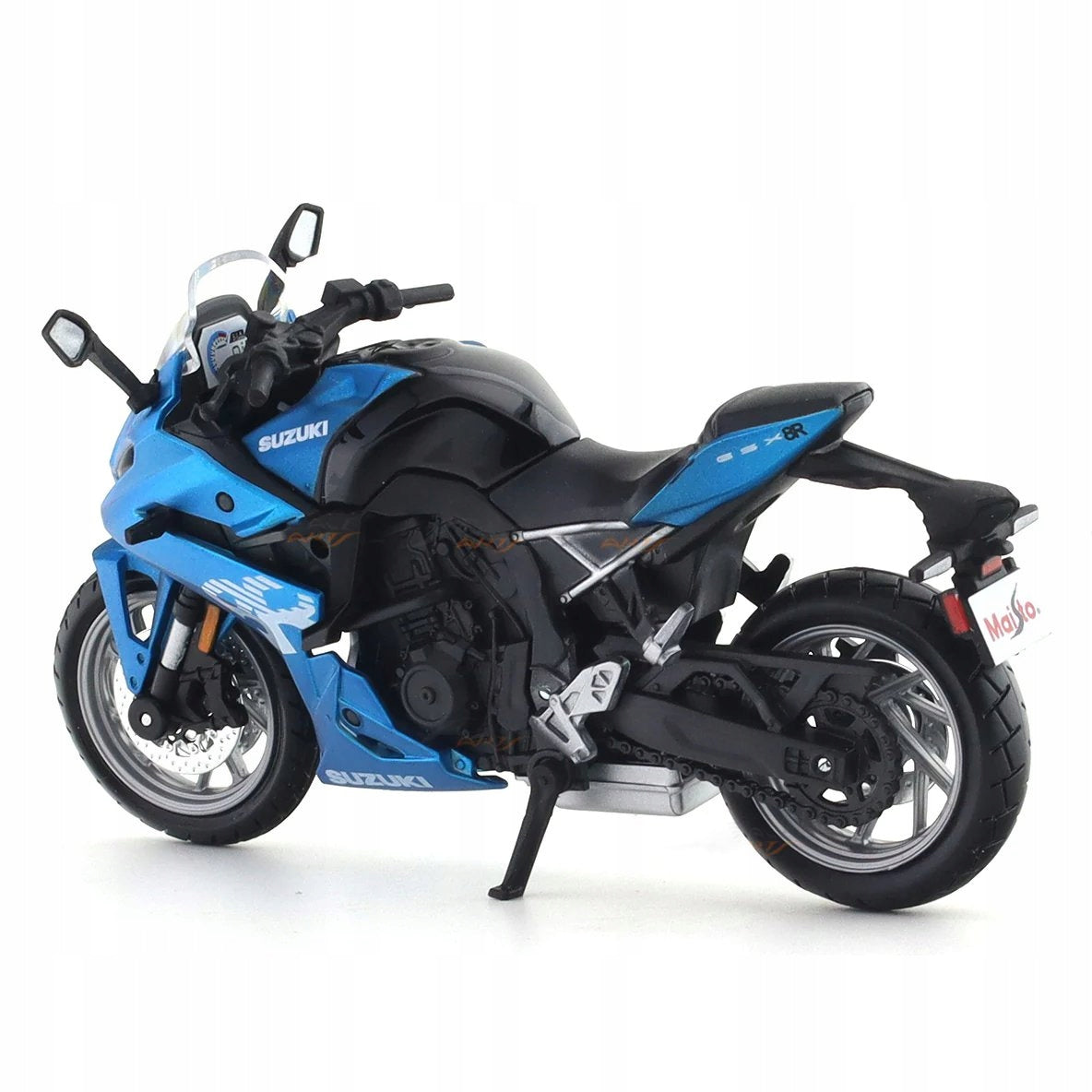 Motorcycle model SUZUKI GSX-8R 1:18 Maisto gift for motorcyclist on shelf Packaging status original