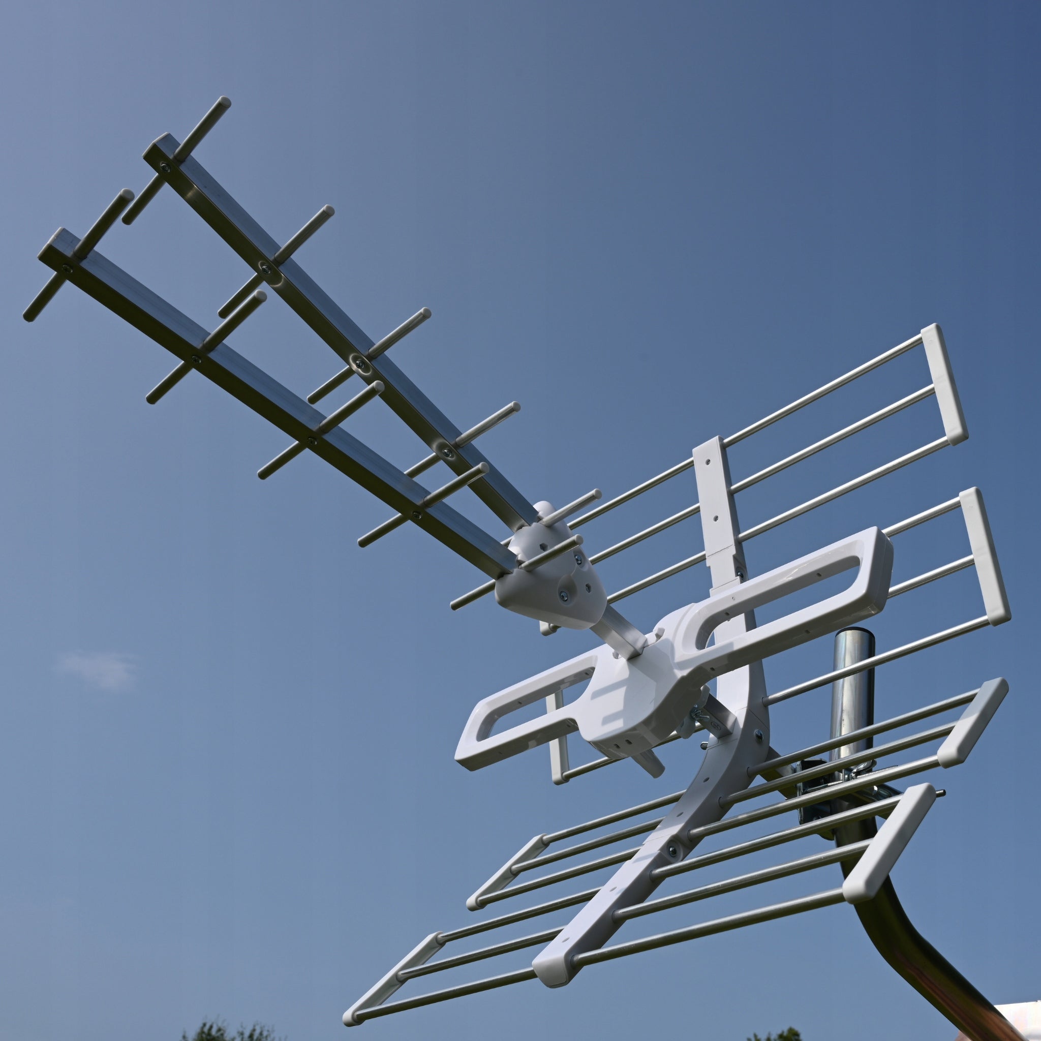 Outdoor antenna for TV DVB-T2 4K UHD H.265 LTE 100 KILOMETERS RANGE Manufacturer code INP-ANT-601-UHF