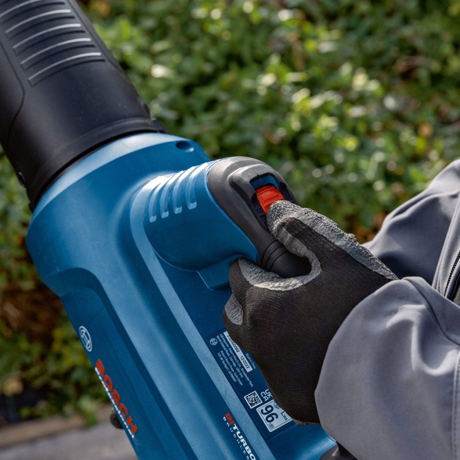 POWERFUL CORDLESS LEAF BLOWER Bosch GBL 18V-750 Shredding option no grinding option