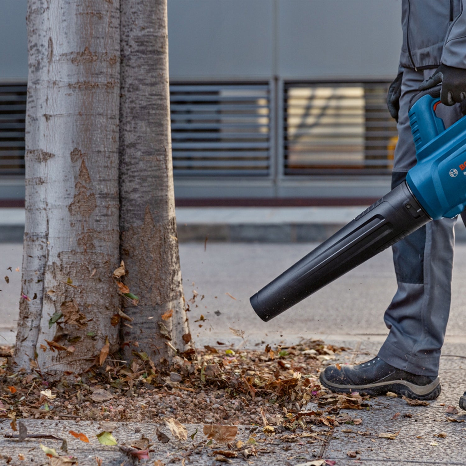 POWERFUL CORDLESS LEAF BLOWER Bosch GBL 18V-750 Tool length 85.2 cm