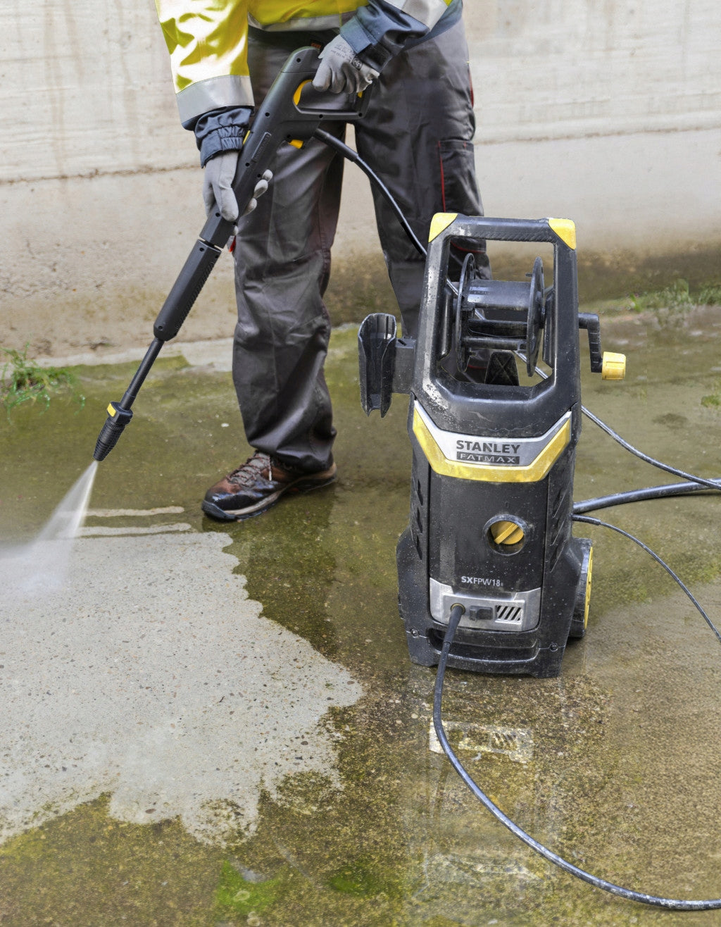 PRESSURE WASHER STANLEY 1800W 140BAR ON NOZZLE ALU PUMP + patio brush Operating pressure 125 bar