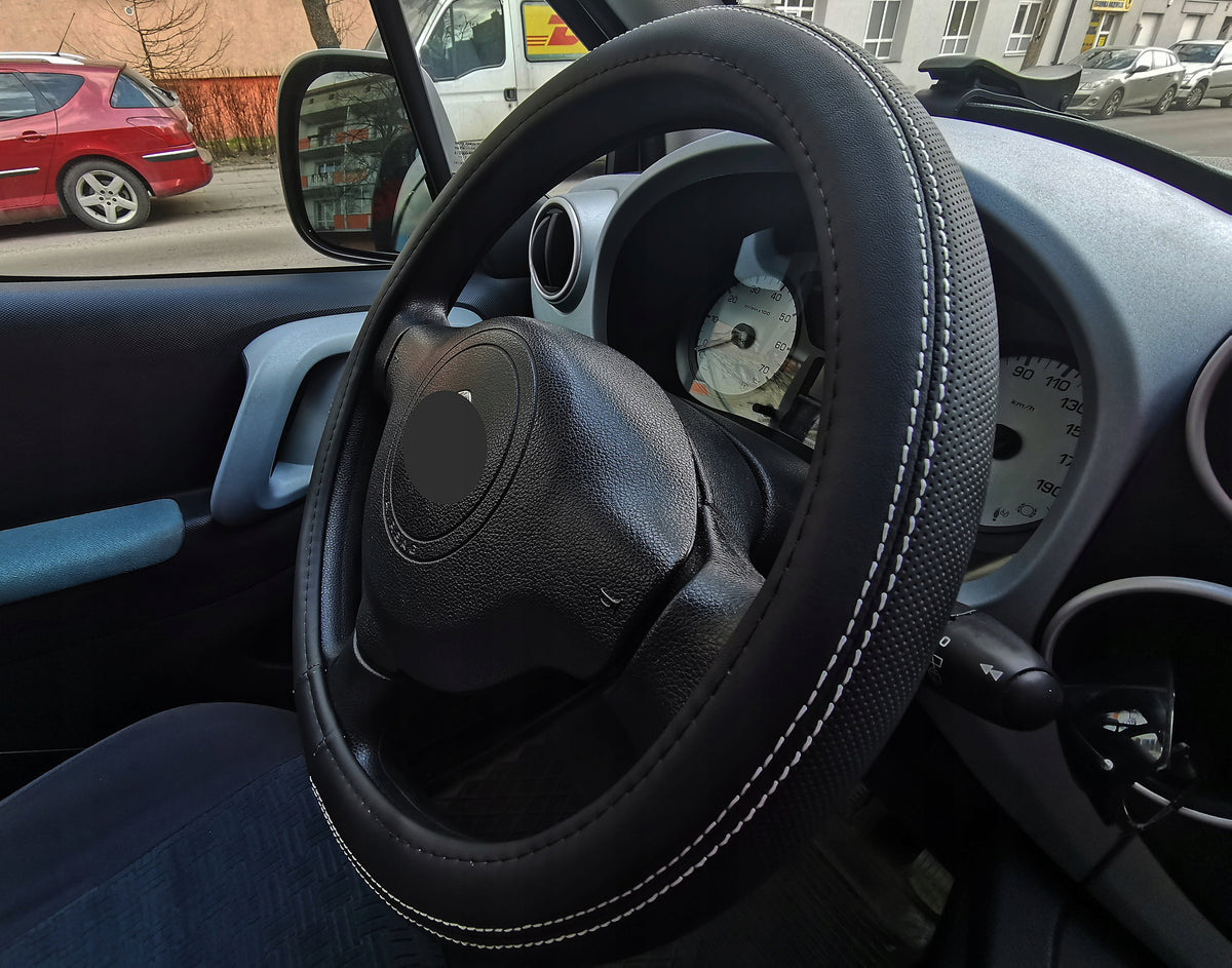 Perforated Leather Steering Wheel Cover Perforated Leather X Manufacturer's catalog number Nakładka Etui Obszycie