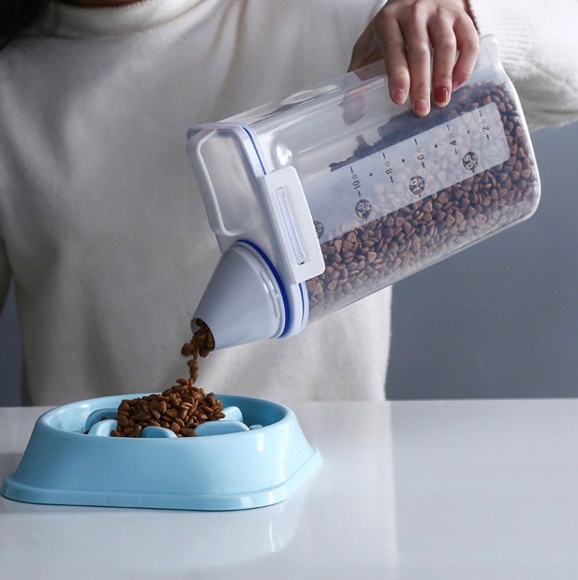Pet food container 2,5L closed with measuring cup sealed practical Manufacturer code Ok-1067