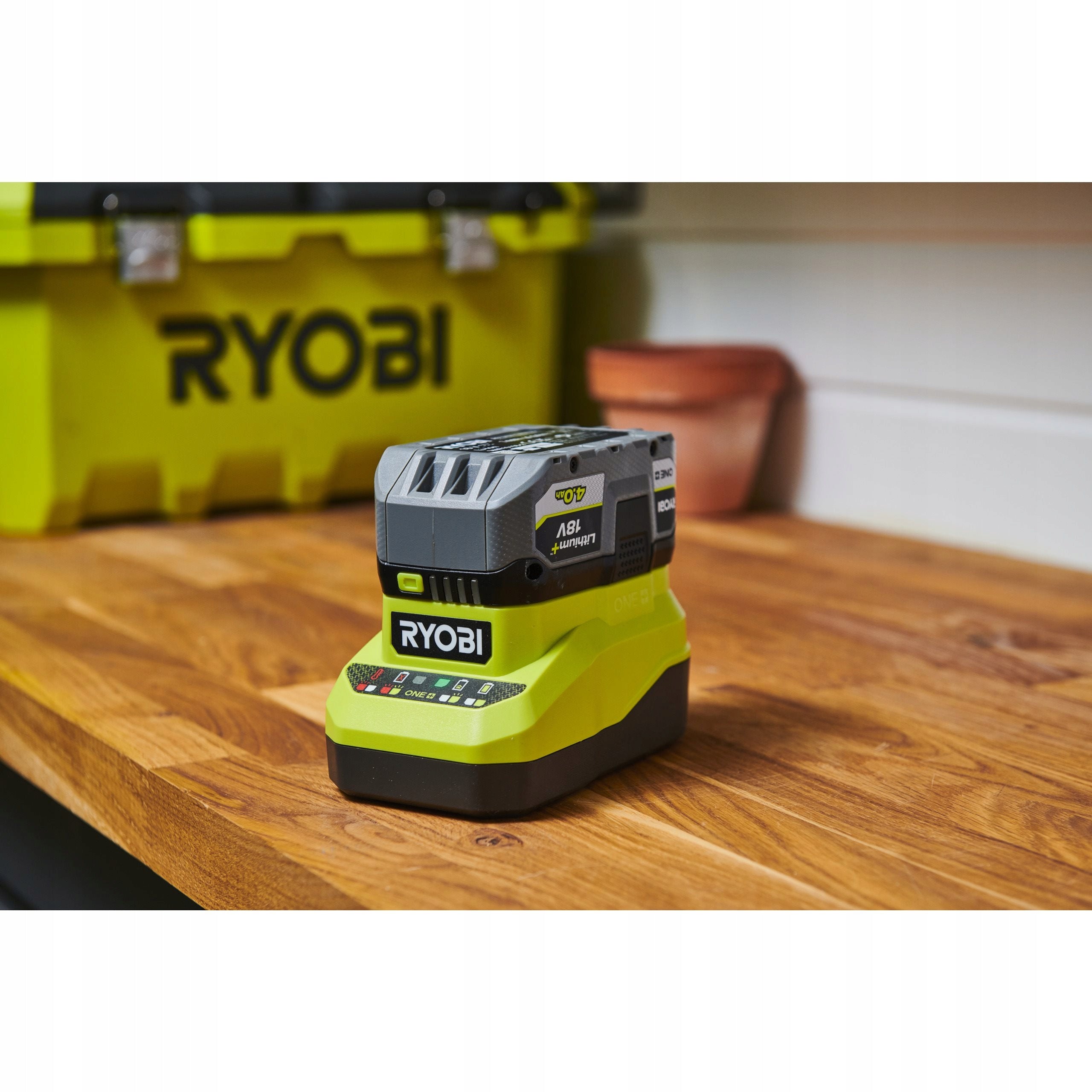RYOBI BATTERY PACK 4.0 AH WITH CHARGER 2A 18V ONE+ RC18120A -140X Brand Ryobi