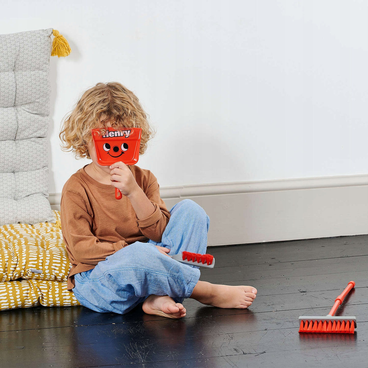 SET FOR CLEANING HENRY RED SWEEPER WITH DUSTPAN CASDON 3+ Manufacturer code 64052