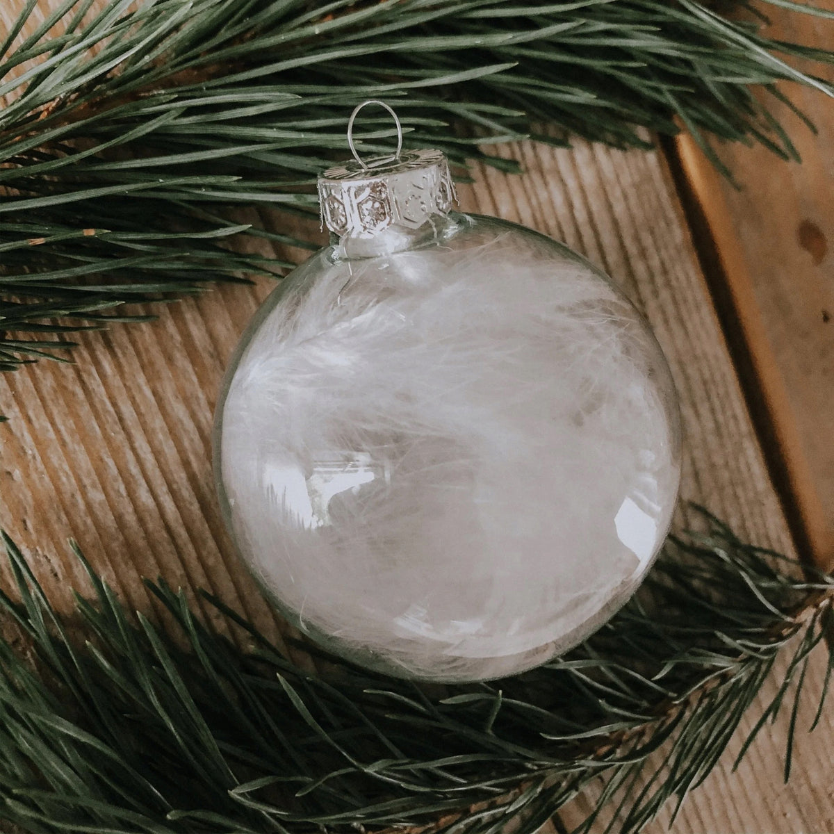 SET OF ACRYLIC BAUBLES with feathers 5+1 FREEBIE - transparent silver Manufacturer code 6 x Bombka srebrna z piórkami