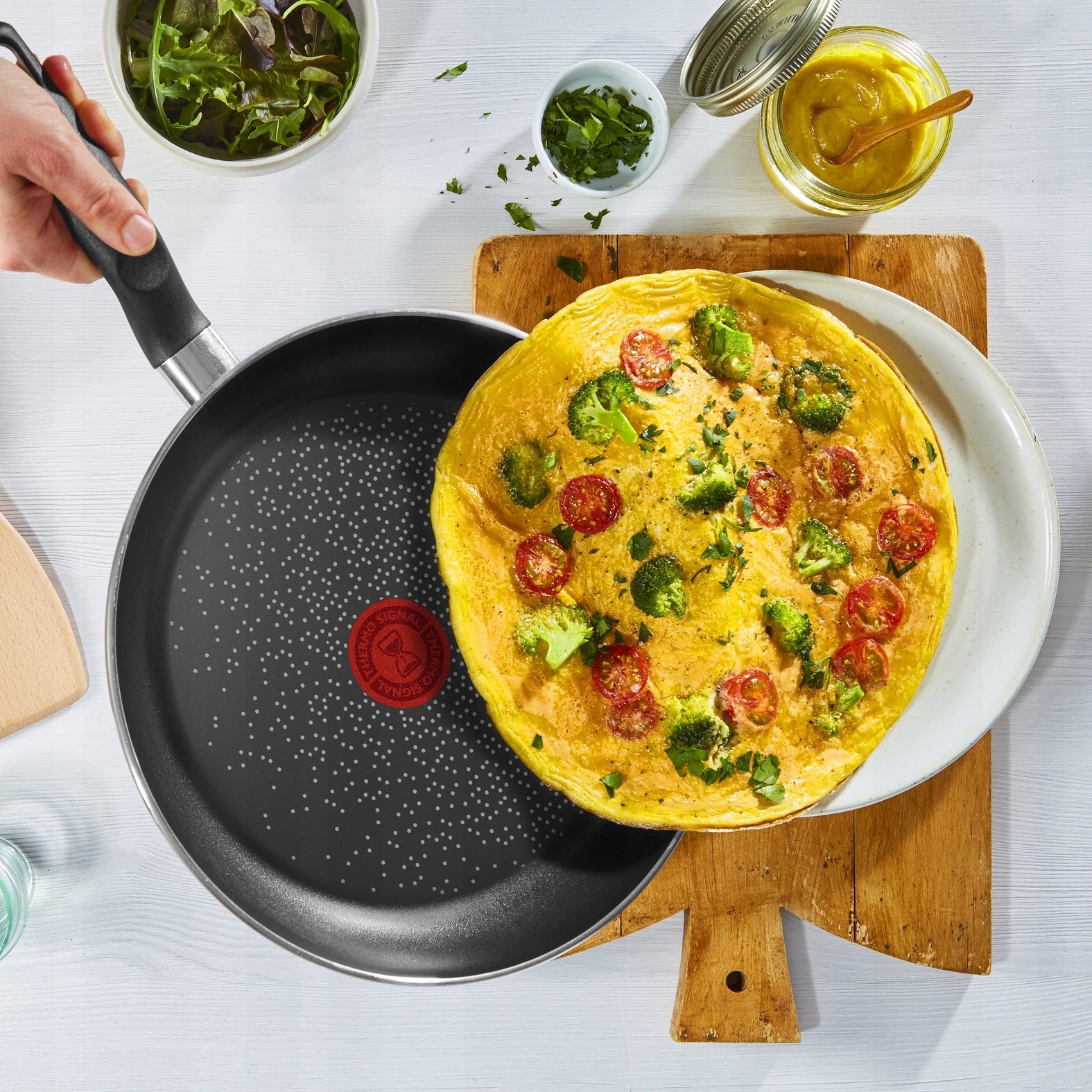 SET OF NON-STICK PANS 3 TITANIUM ELEMENTS SOLID 20/24/28CM Additional information dishwasher safe suitable for ceramic cookers suitable for electric cooker suitable for gas cooker frying pan set