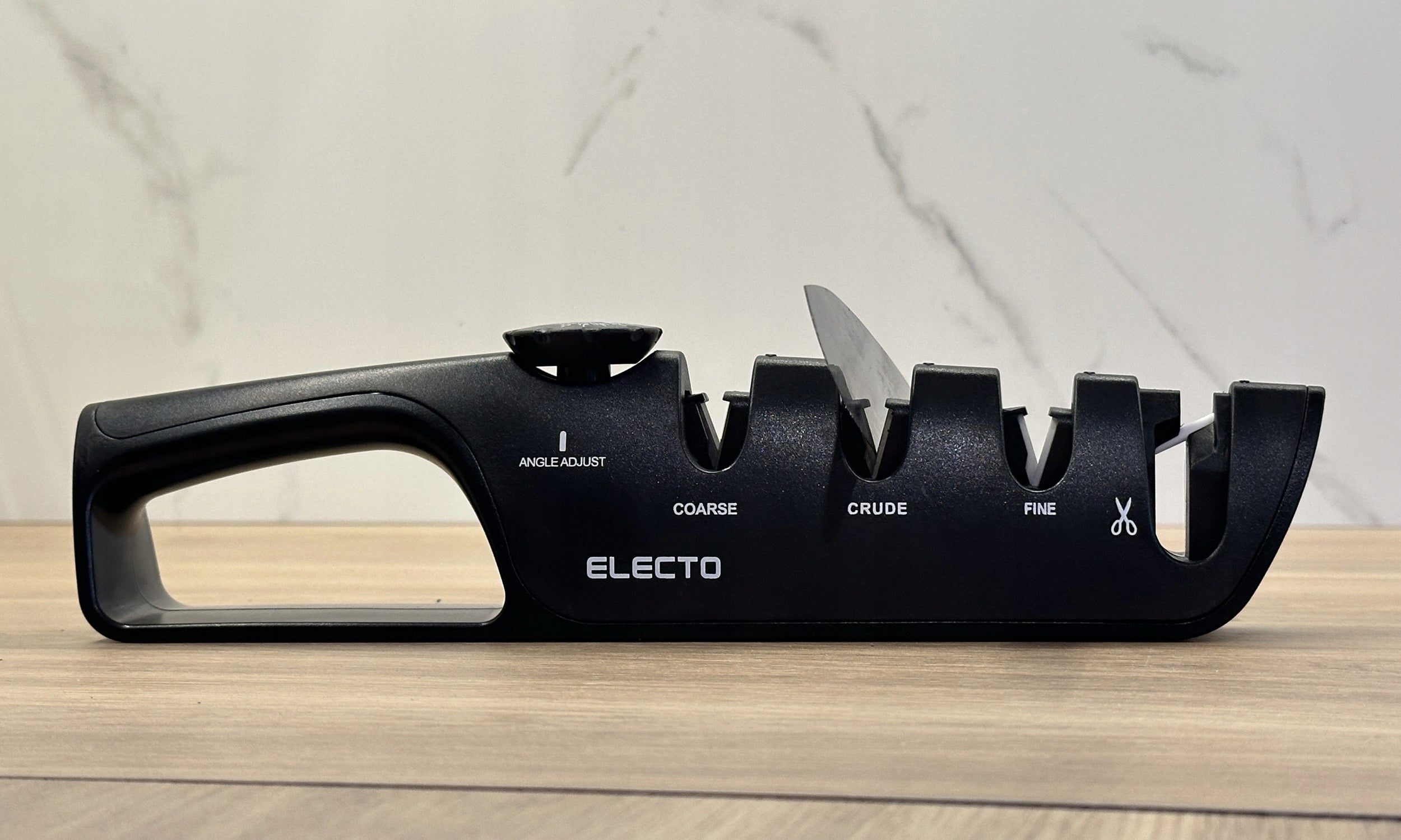 SHARPENER FOR KITCHEN KNIVES AND SCISSORS 4in1 WHETSTONE ANGLE ADJUSTMENT 14°–24° Manufacturer code OSEŁKA DO OSTRZENIA NOŻY STALKA CZARNA ELECTO