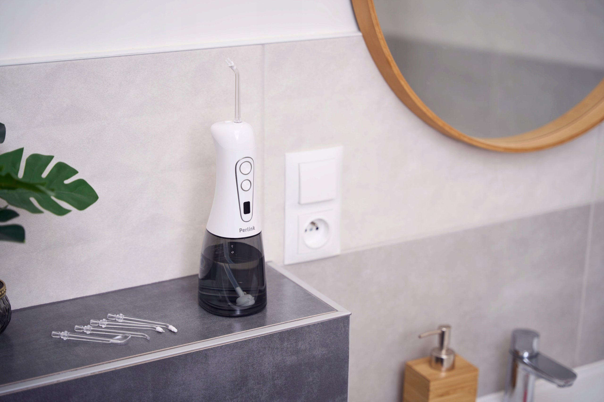 SMART TOOTH IRRIGATOR 8 MODES 5 NOZZLES POWERFUL PROFESSIONAL WIRELESS Kind wireless