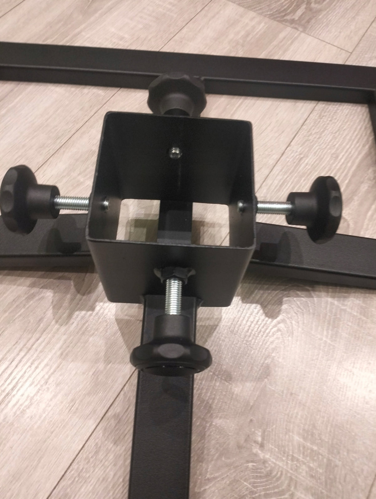 SOLID CHRISTMAS TREE STAND, 9,5 CM PROFILE FOR THE TRUNK OF THE CHRISTMAS TREE Brand no brand