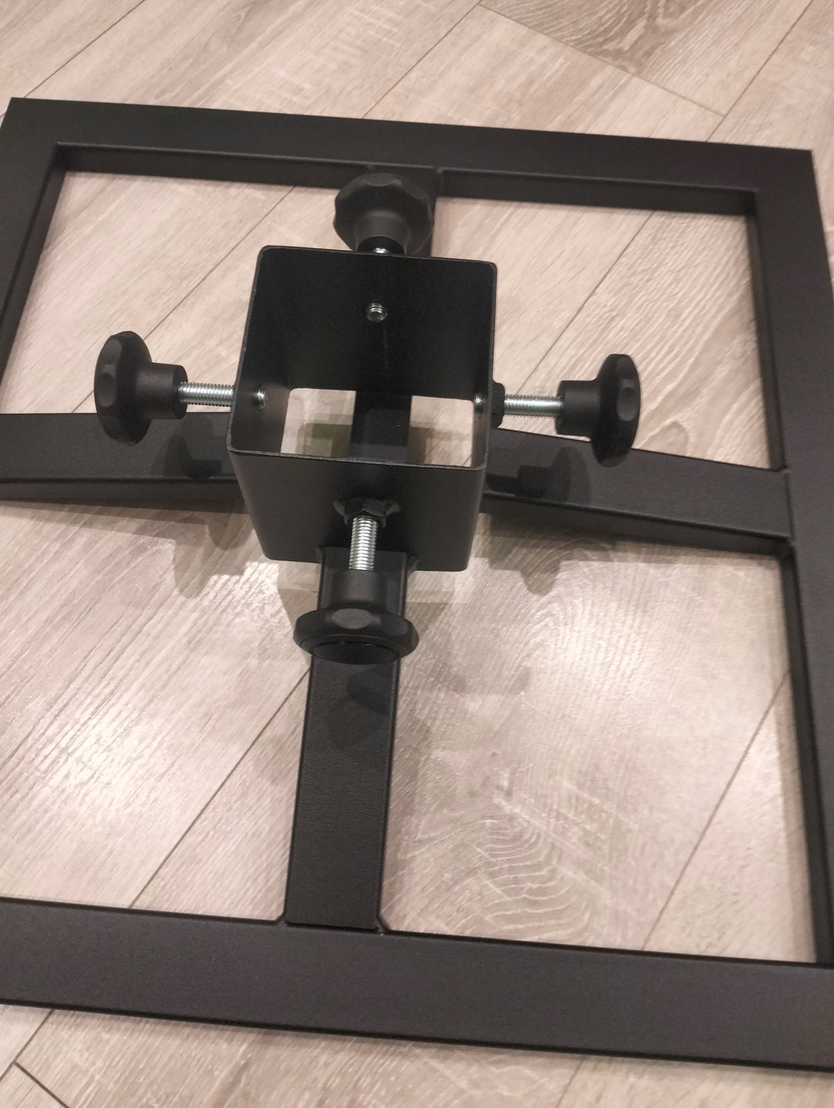 SOLID CHRISTMAS TREE STAND, 9,5 CM PROFILE FOR THE TRUNK OF THE CHRISTMAS TREE Manufacturer code k19