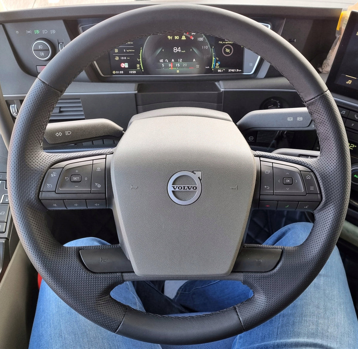 STEERING WHEEL COVER TIR VOLVO FH4 FM EURO 6!! GENUINE LEATHER!! (65K) EAN (GTIN) 5900001152829