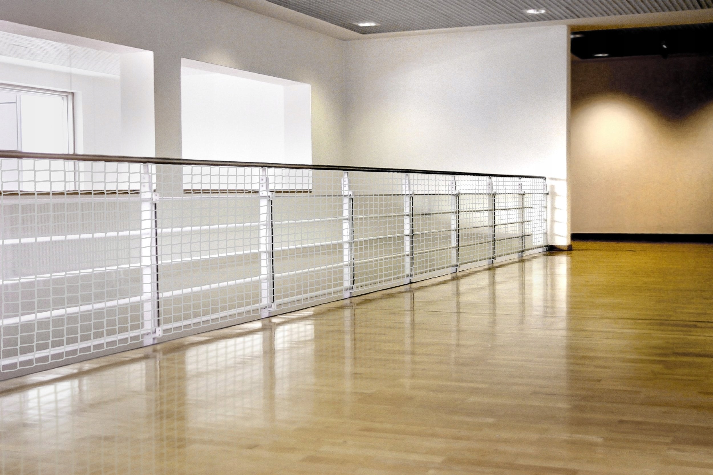 STRONG WHITE MESH BRAID SECURING THE COT Manufacturer code Siatka biała w oplocie 5x5 90cm x 100cm